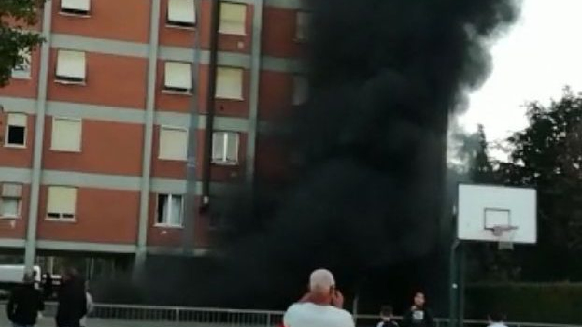 Incendio in un garage alla Farnesiana, bruciano auto e moto. Fumo visibile da chilometri