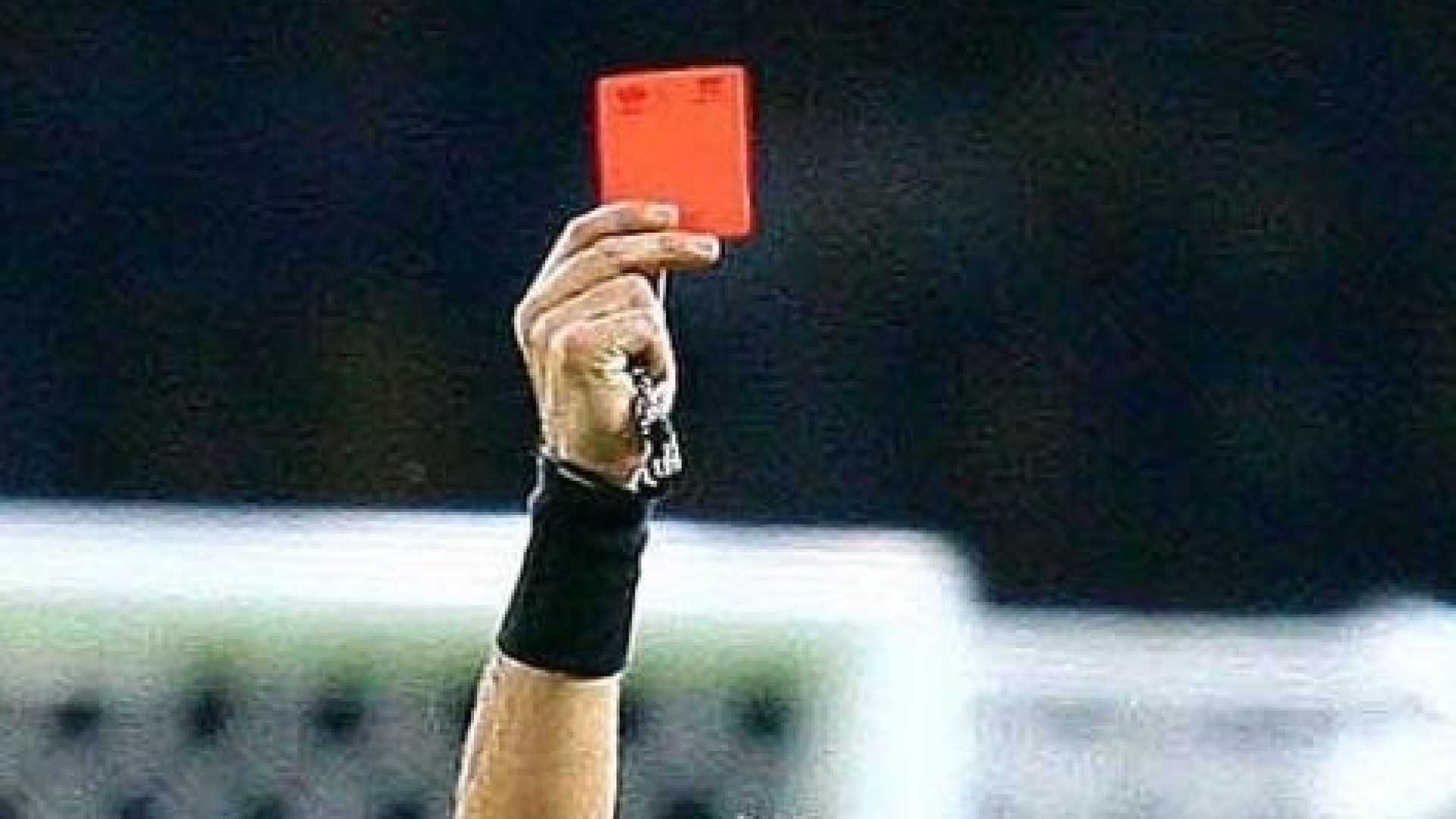 Calcio giovanile: tenta di strangolare l'arbitro, tre anni di squalifica