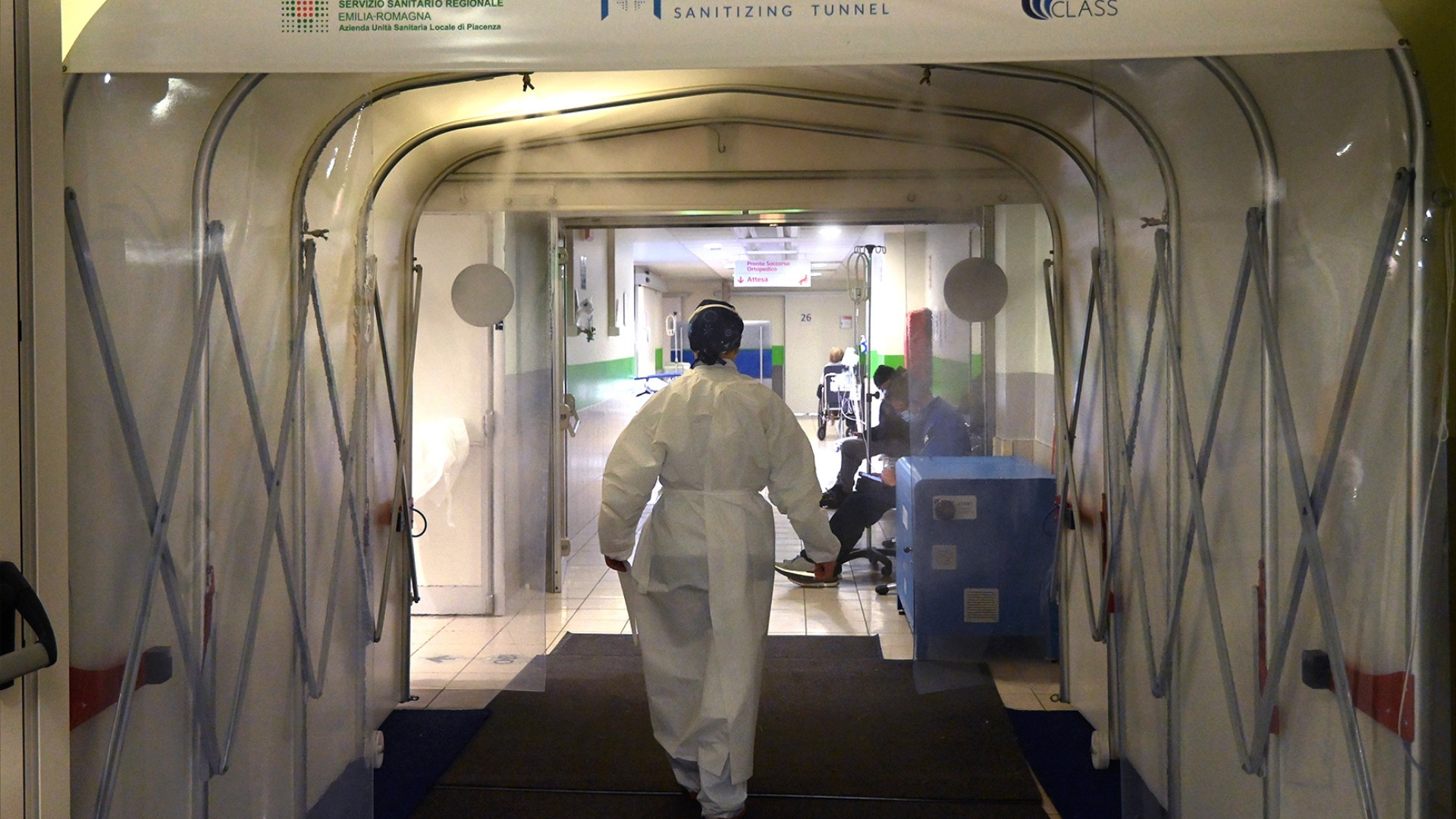 Tunnel disinfettanti agli ingressi dell’ospedale di Piacenza