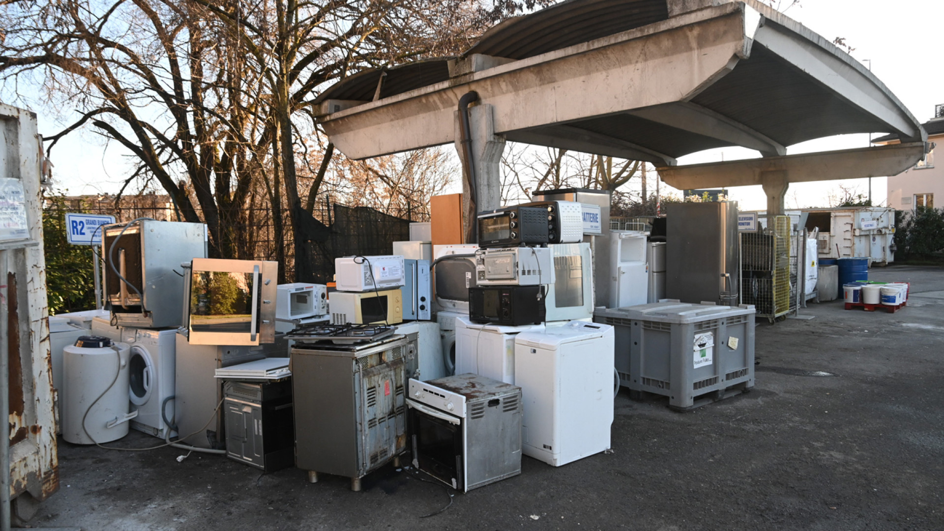 "Minacce o soldi per avere i rifiuti dell'isola ecologica". Nove persone indagate