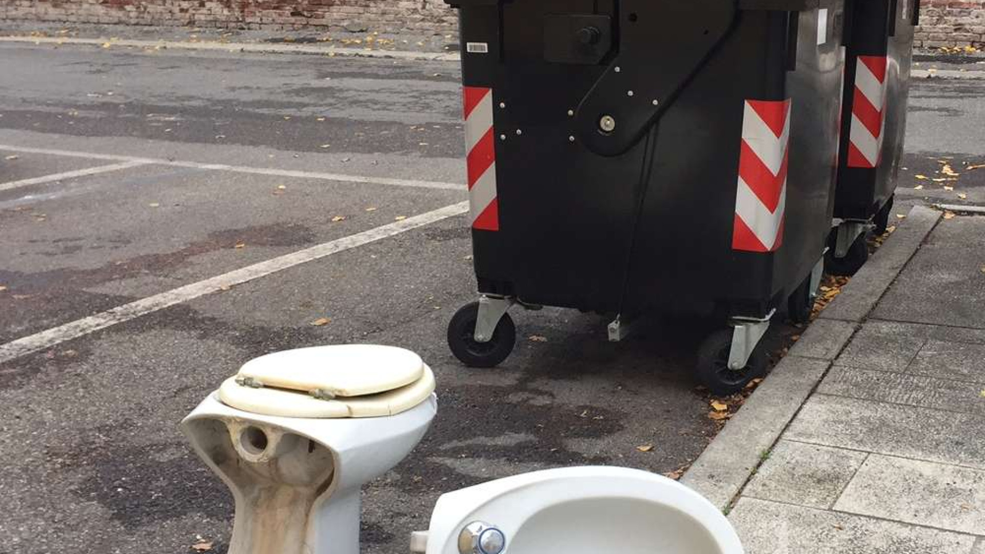 Degrado in pieno centro, l'inciviltà non ha limiti: wc e bidet sul marciapiede