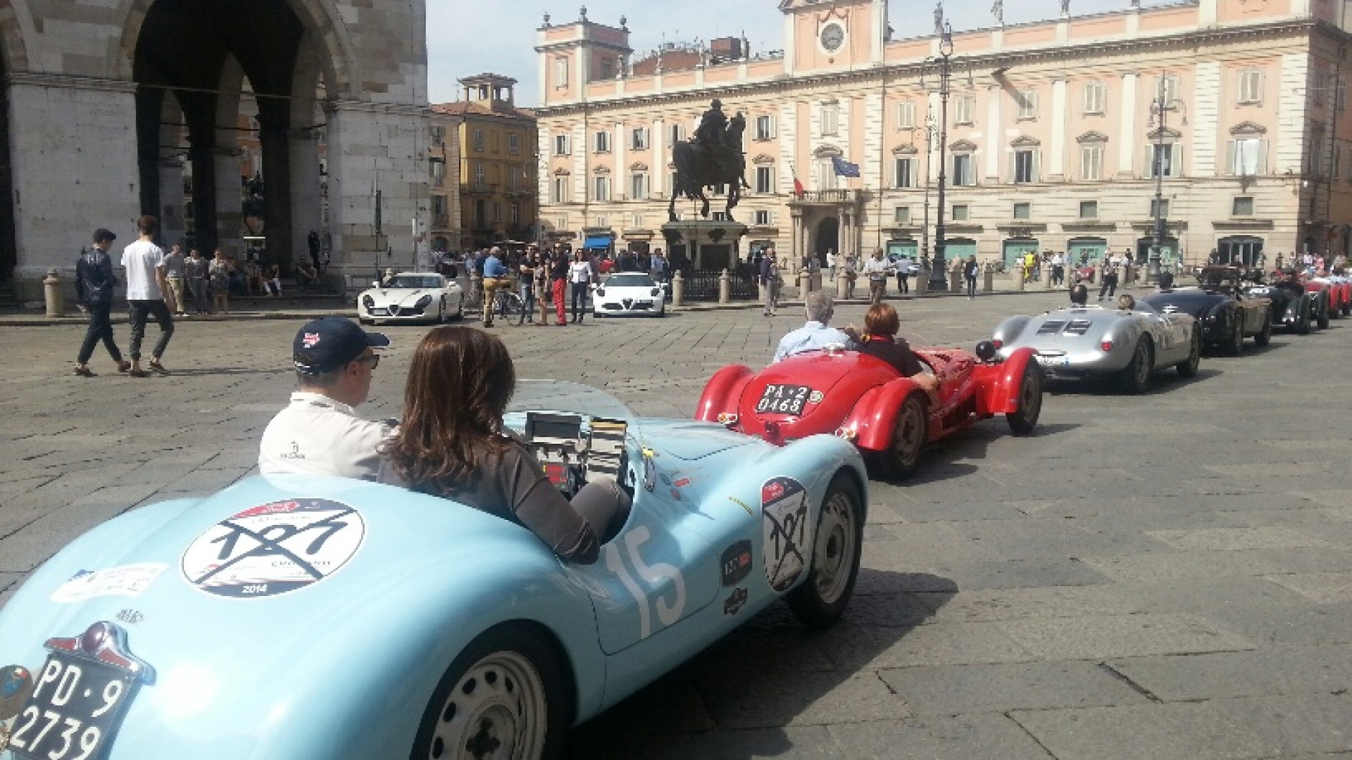 Sfilano le auto d'epoca più belle: assalto dei piacentini in piazza e sul Facsal