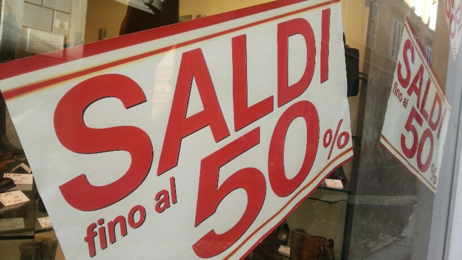 Saldi posticipati al 1 agosto. Prima via libera a vendite promozionali