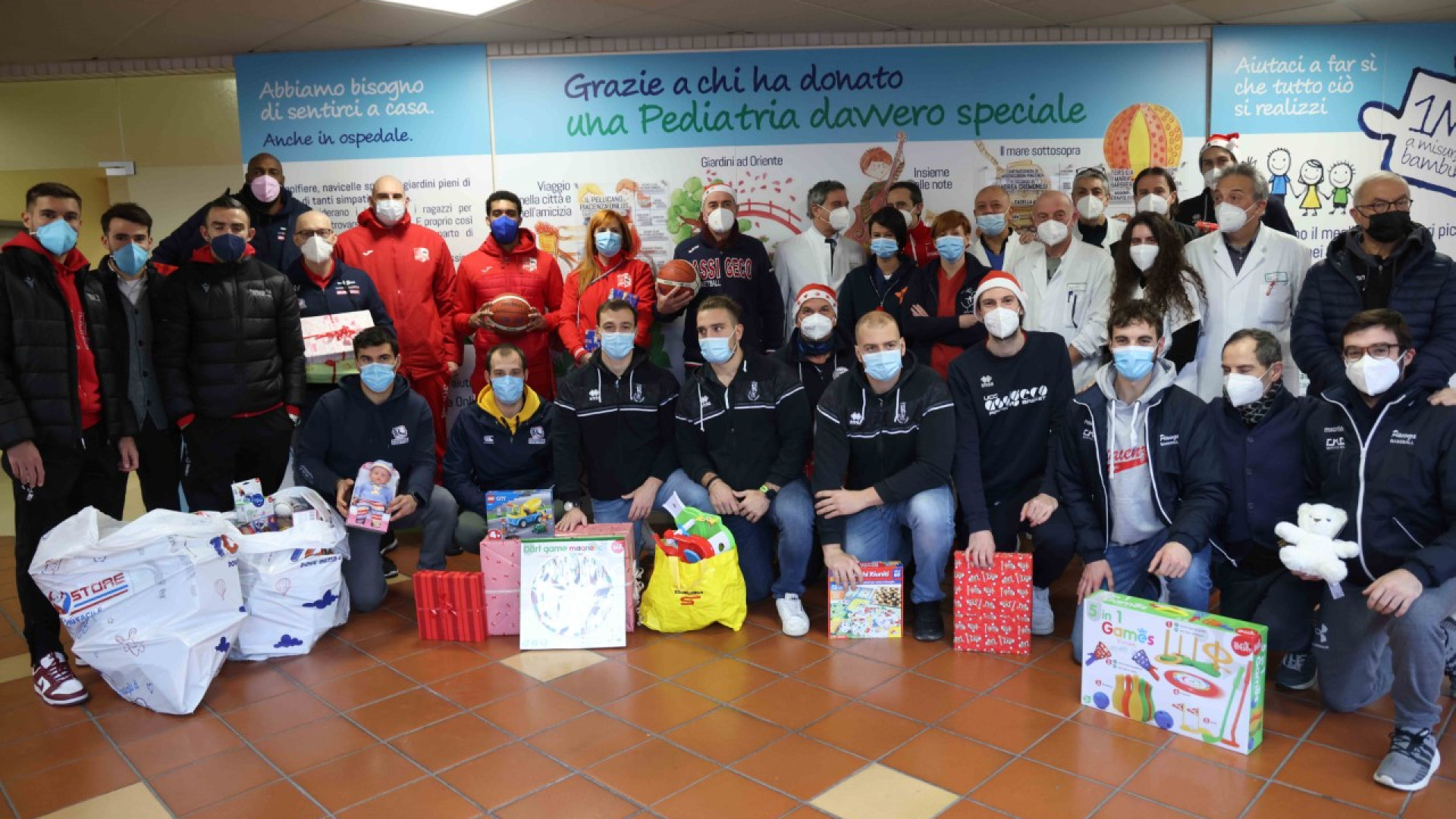 Doni alla Pediatria dagli atleti piacentini con l'associazione Bottigelli