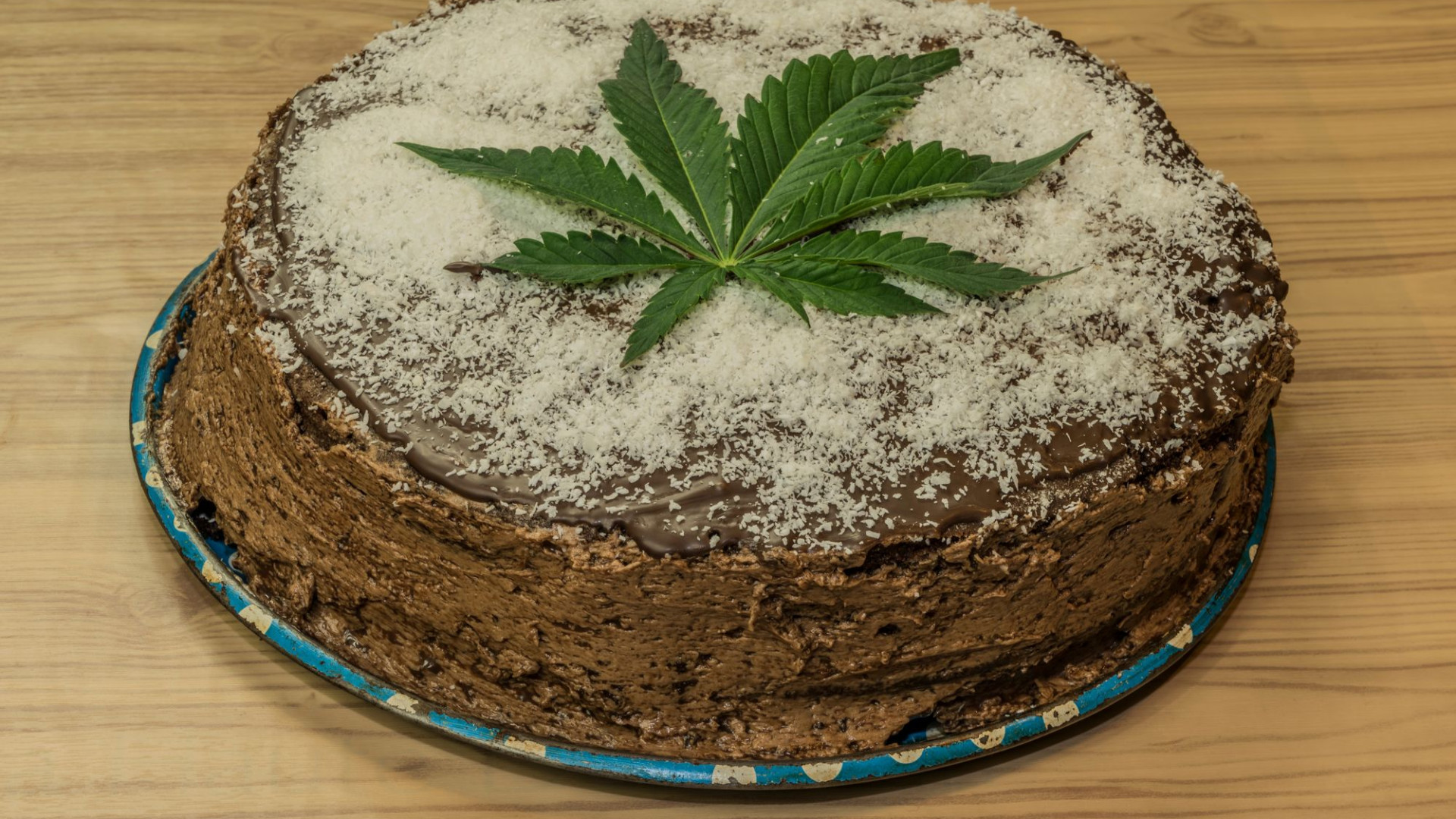 Torta alla marijuana a sua insaputa: finisce al pronto soccorso, colleghi a processo