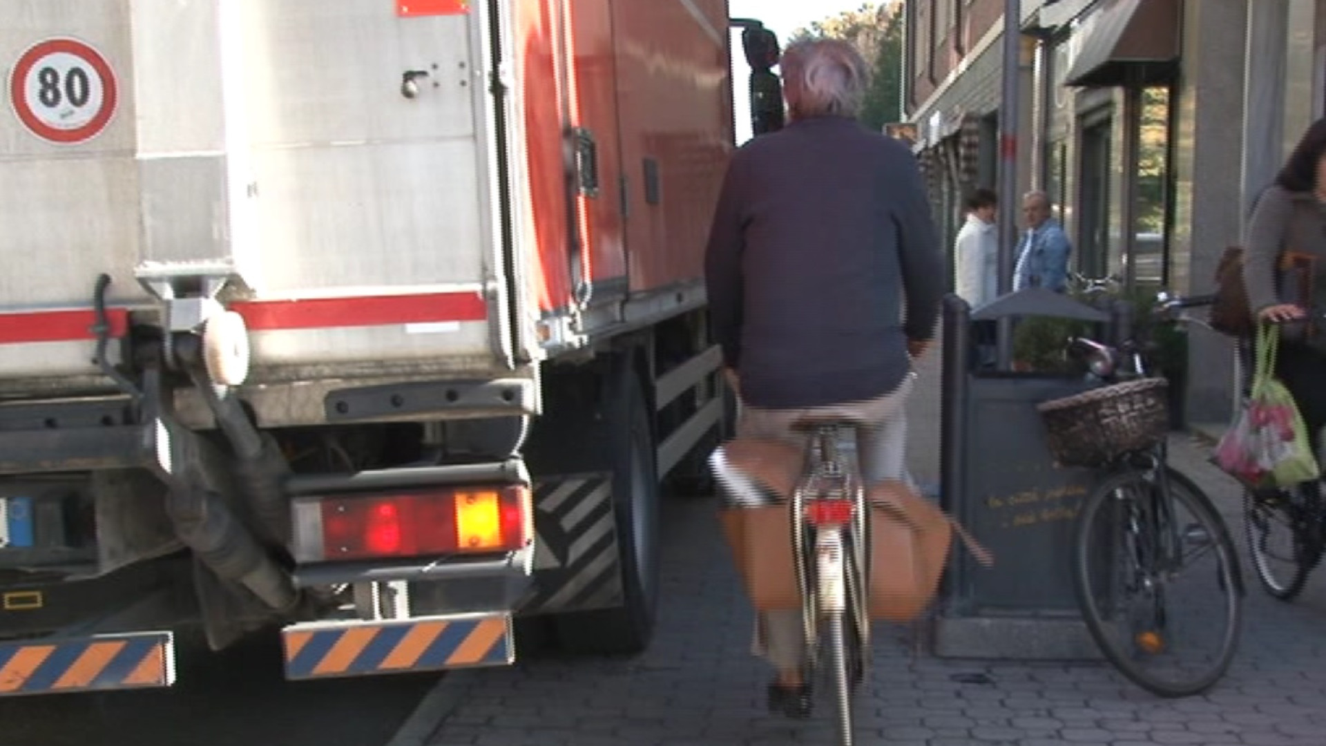 Pali, camion e la difficile convivenza ciclisti-pedoni a Barriera Genova
