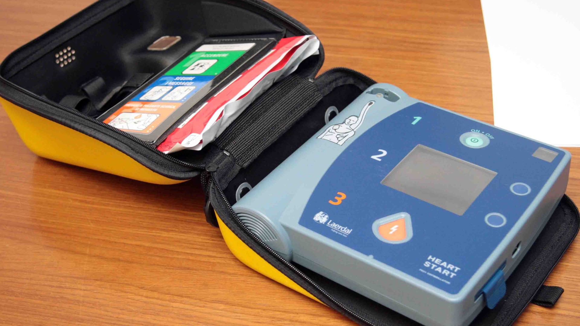 Arresto cardiaco in casa, 85enne rianimato dalla polizia con il defibrillatore