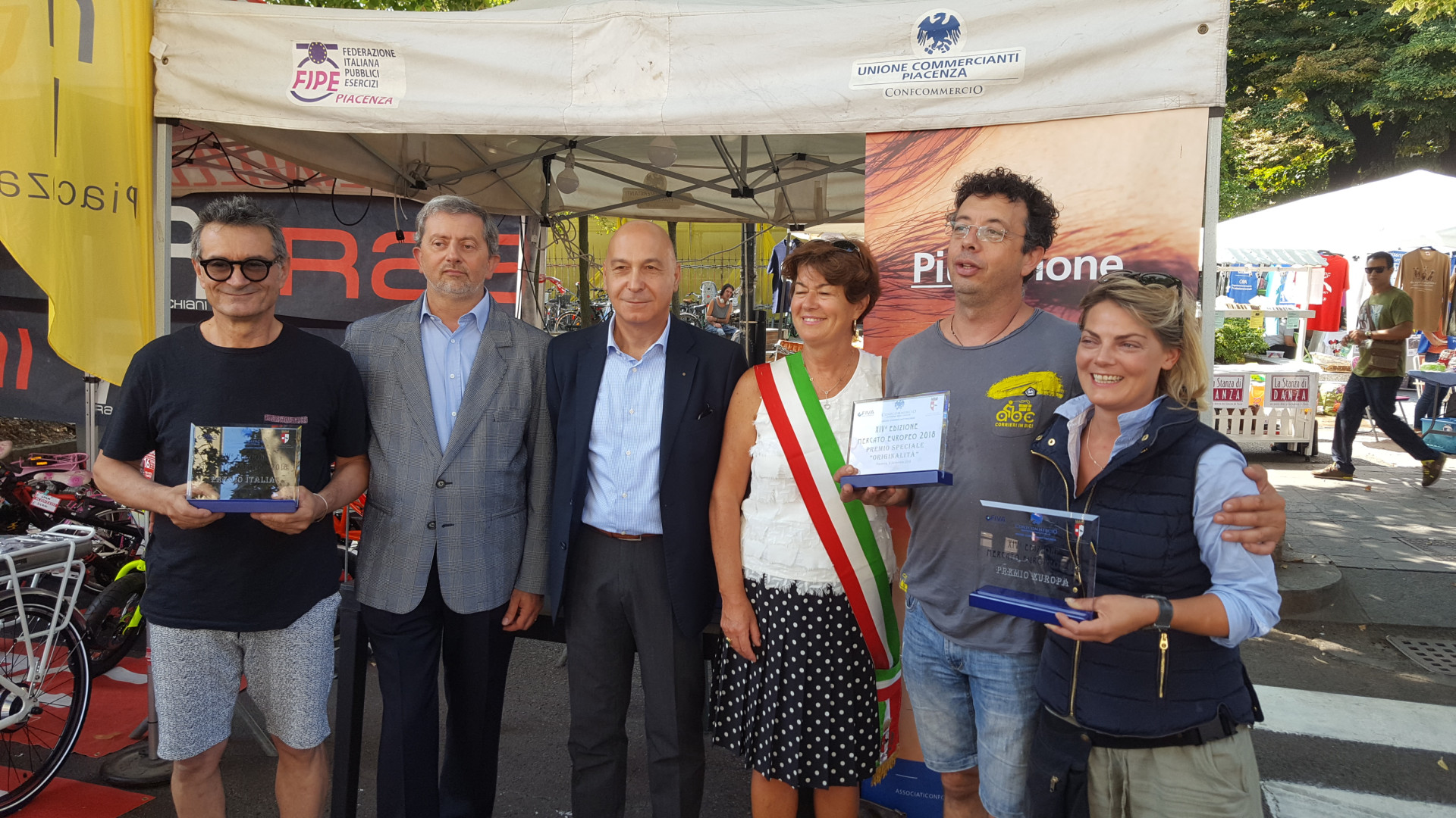 Mercato europeo, premi a porcellane inglesi, olive ascolane e abbigliamento