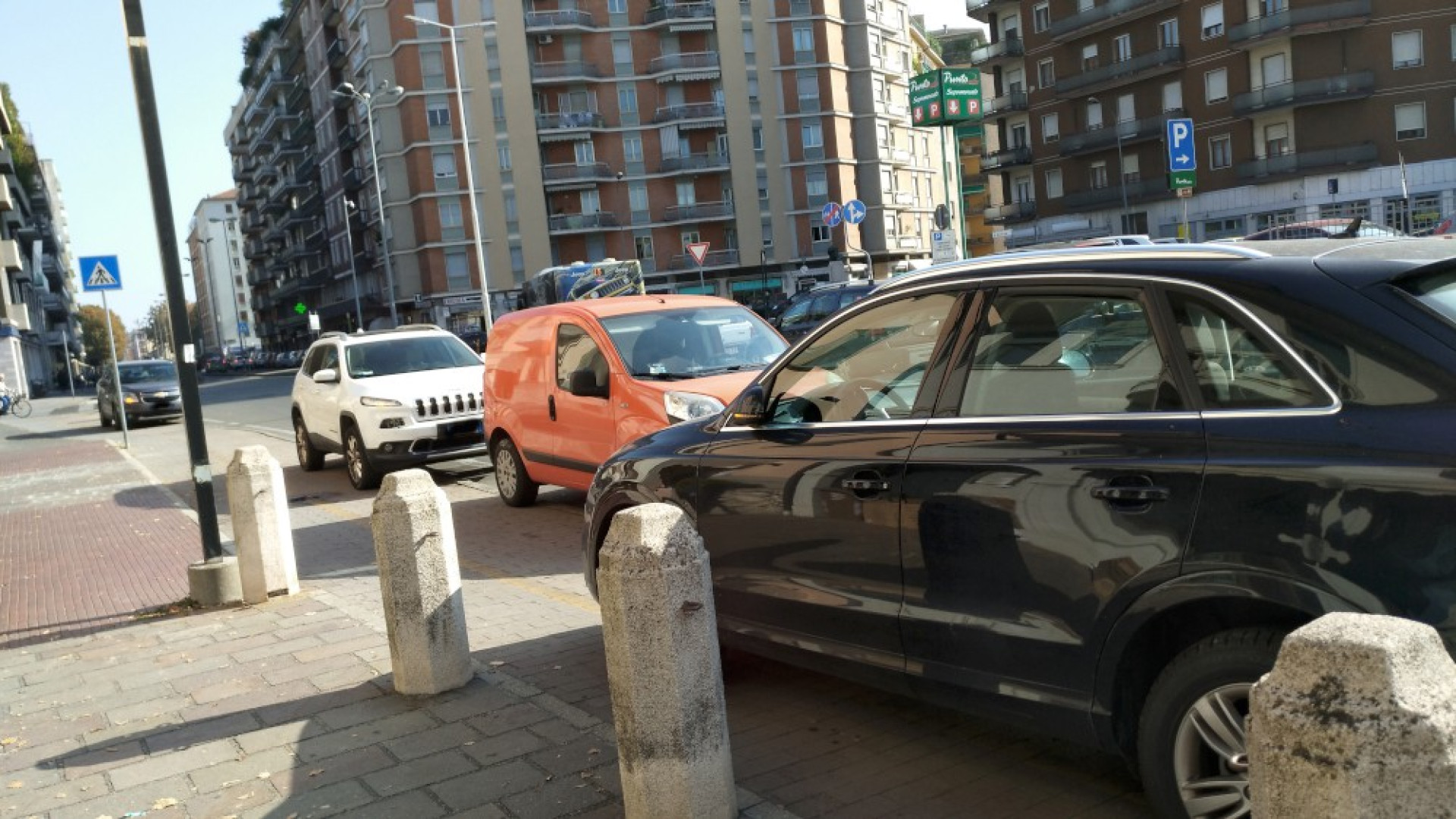 Ciclabili invase dalle auto: "Ci vorrebbero le parigine o multe salate"