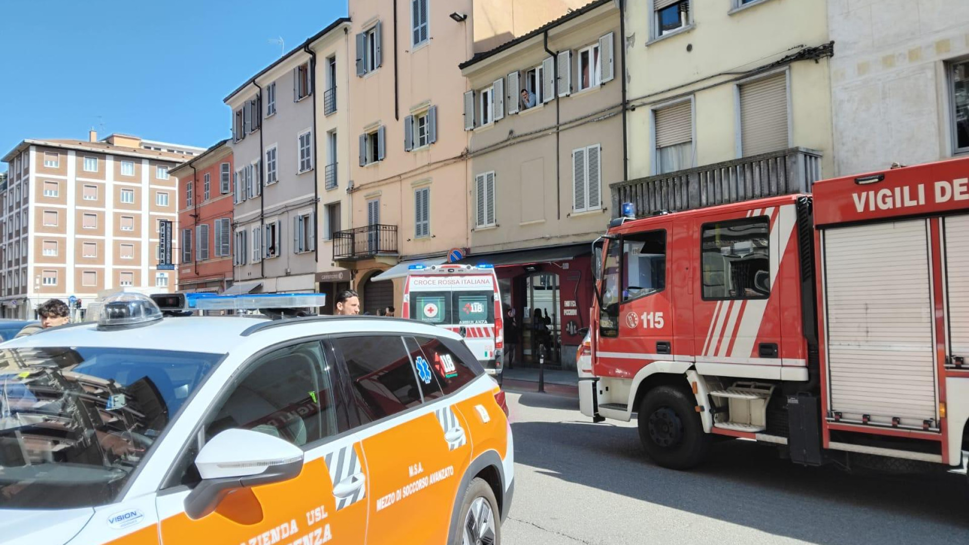 La fidanzata non lo sente da ore, torna a casa e trova il suo compagno morto nel letto