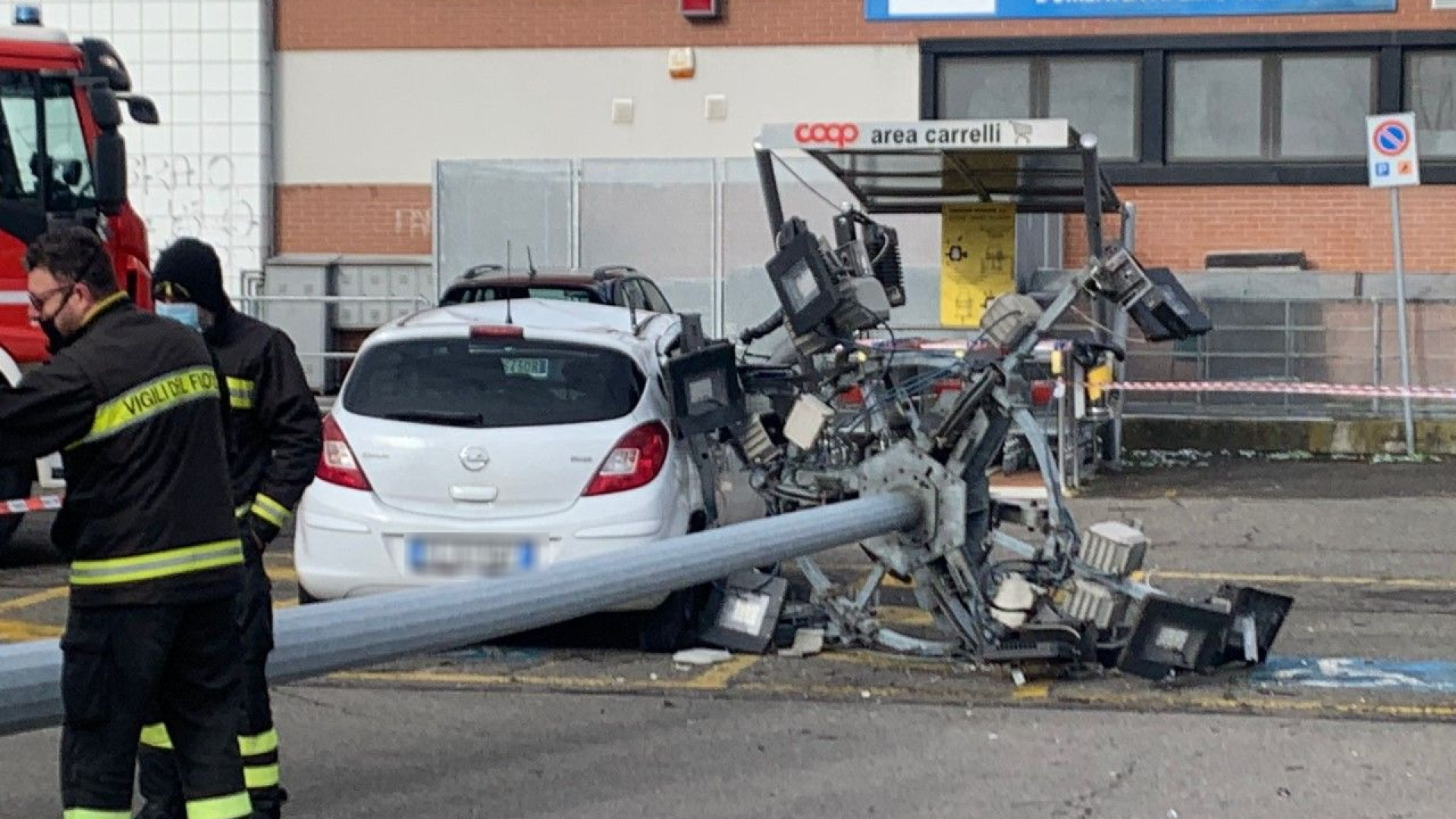 Torre faro di un parcheggio precipita e sfiora un'auto con a bordo marito e moglie. "Siamo vivi per miracolo"
