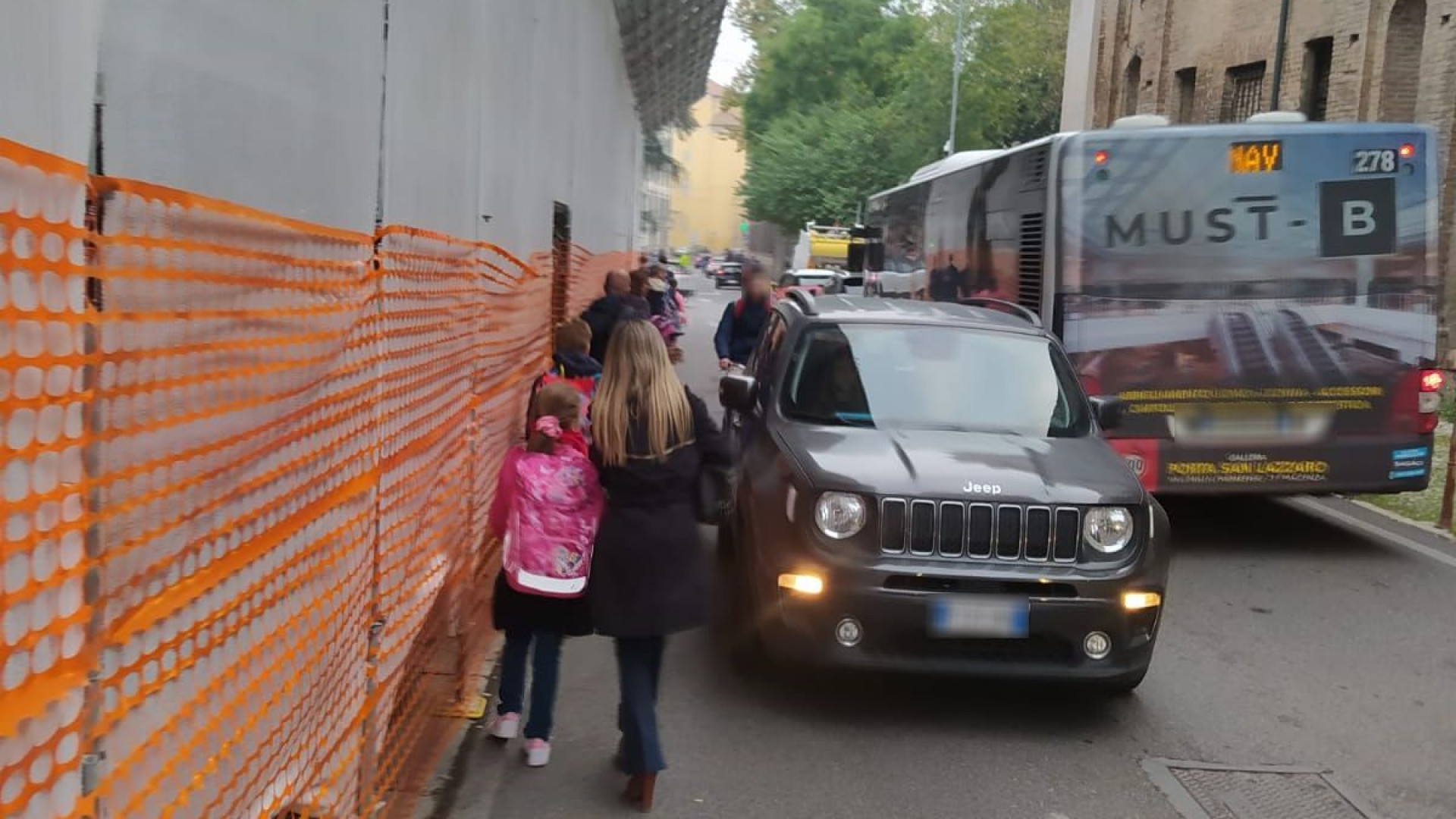 Cantiere sul marciapiede in via Giordani, alunni in strada: "Situazione pericolosa"