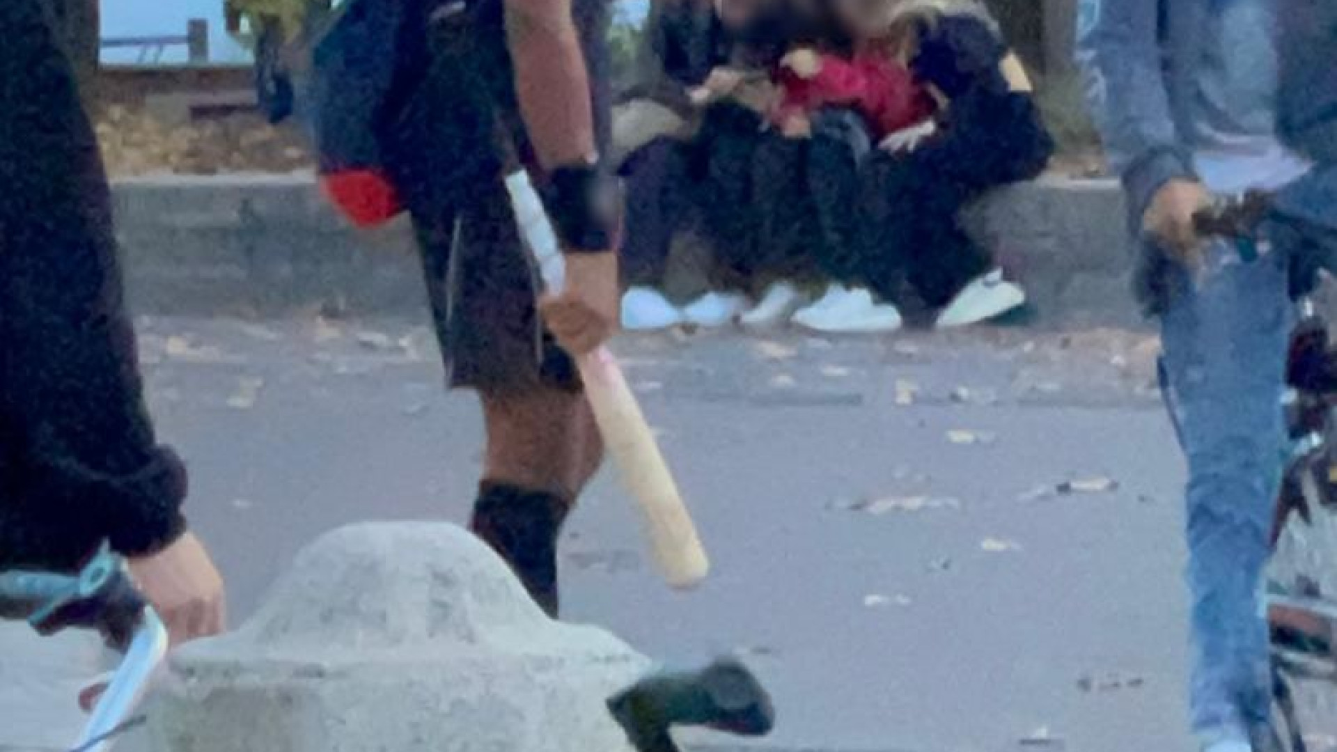 Nel regolamento di conti tra giovani spunta anche una mazza da baseball