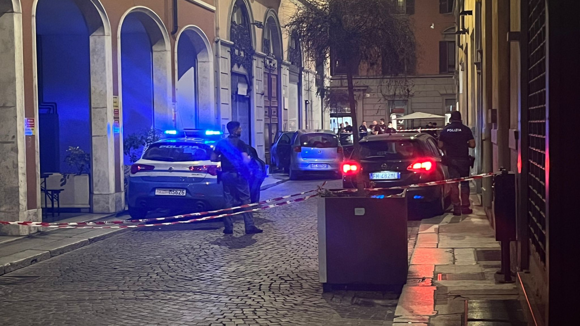Lite a bottigliate in largo Battisti, un uomo ferito gravemente al collo