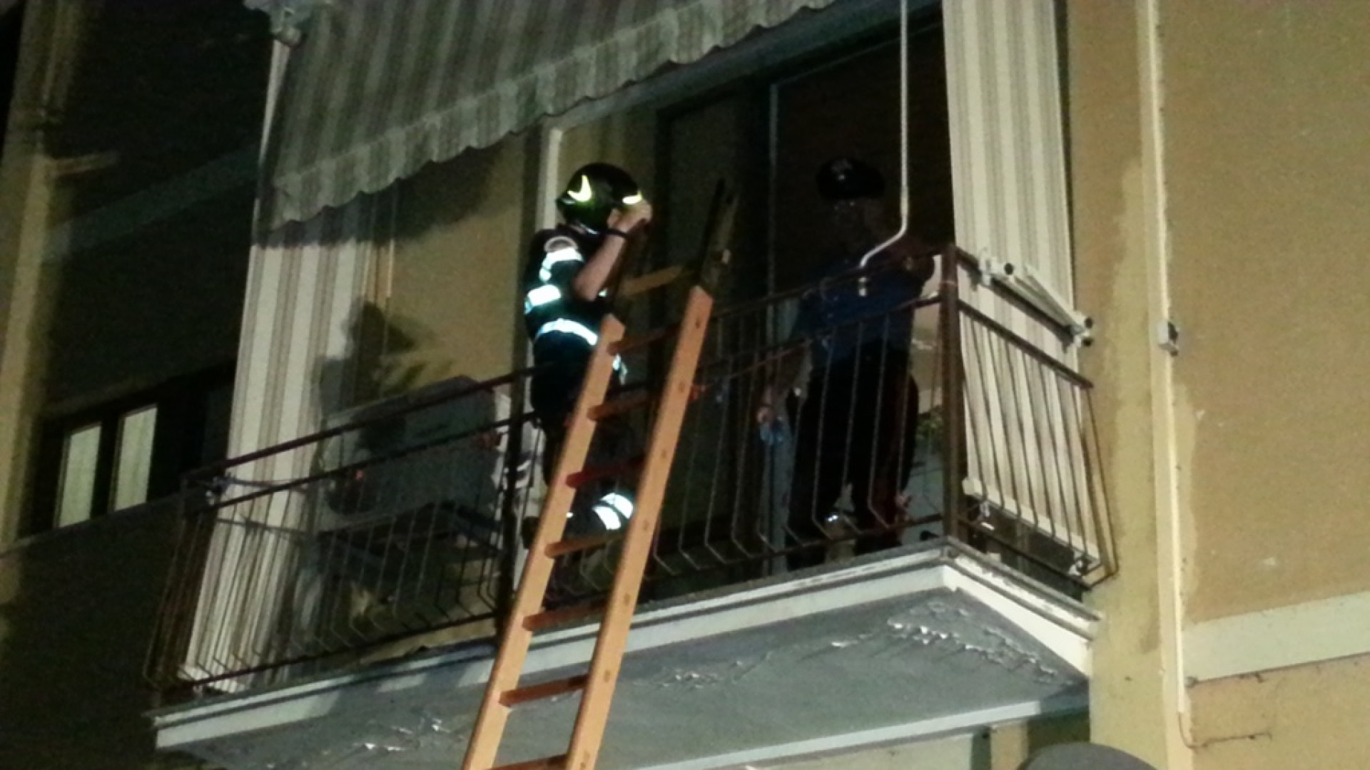 Morte sospetta, piacentino trovato con ferite alla gola nella sua casa