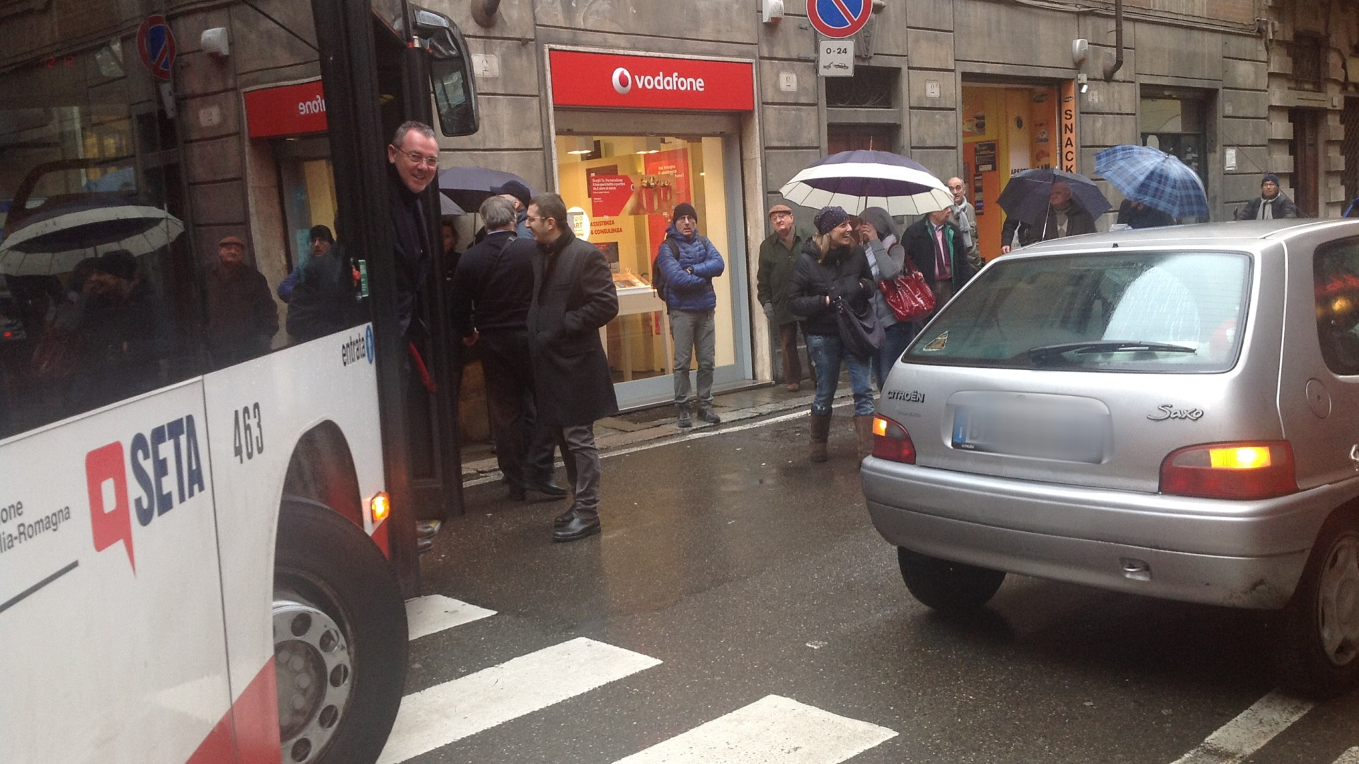 Due auto bloccano i bus per oltre mezz'ora in via Cavour