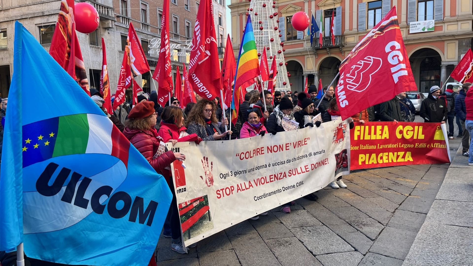 Cgil e Uil in piazza Cavalli. Il grido "stop alla violenza di genere" dà il via allo sciopero