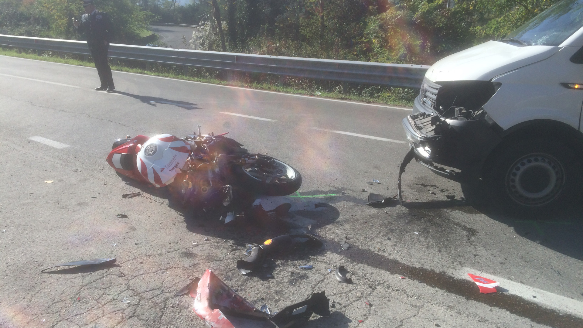 Altro sangue sulla Statale 45: scontro tra un furgone e una moto, centauro al Maggiore in elicottero. Gravissimo