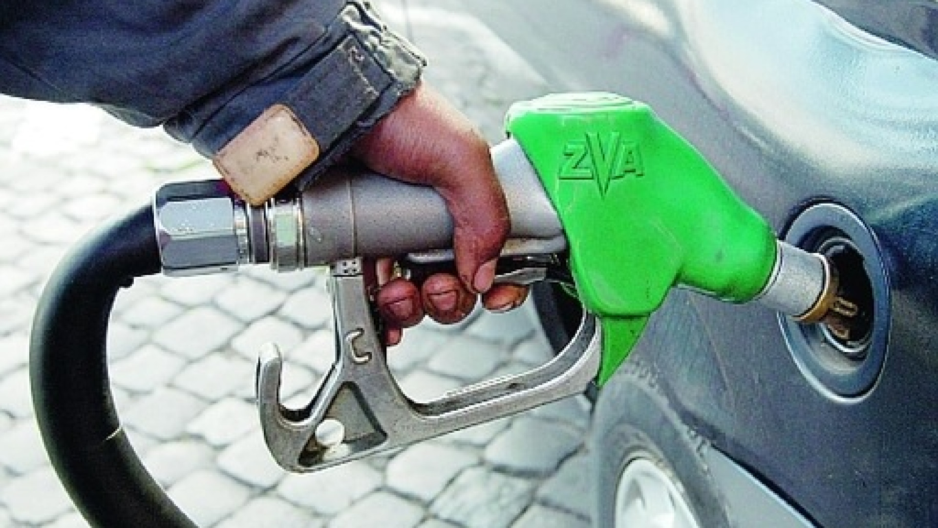 Acqua nel carburante, auto danneggiate. La denuncia di Federconsumatori