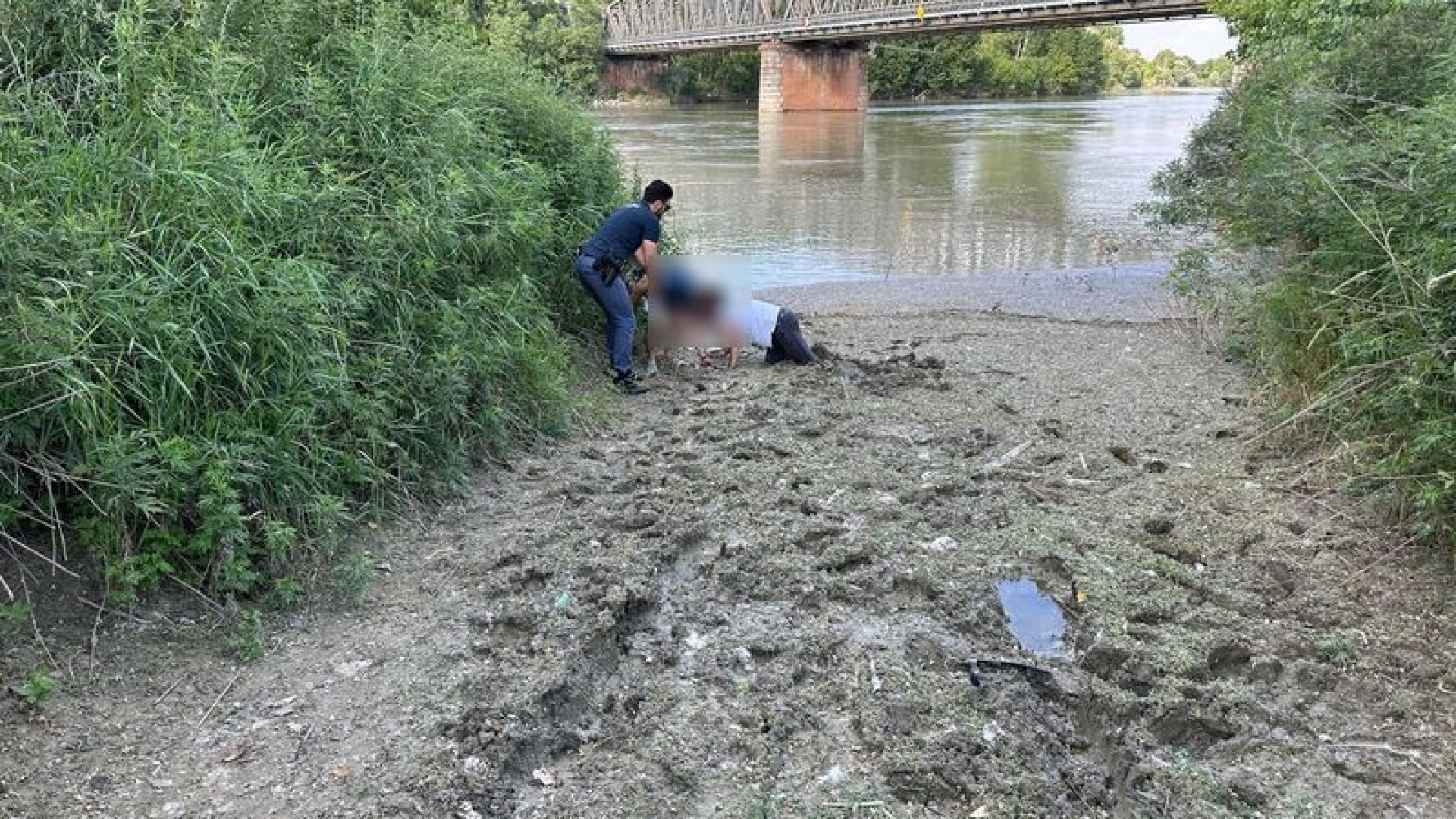 Per recuperare il cellulare sprofonda nel fango, salvato da ex militare e poliziotto