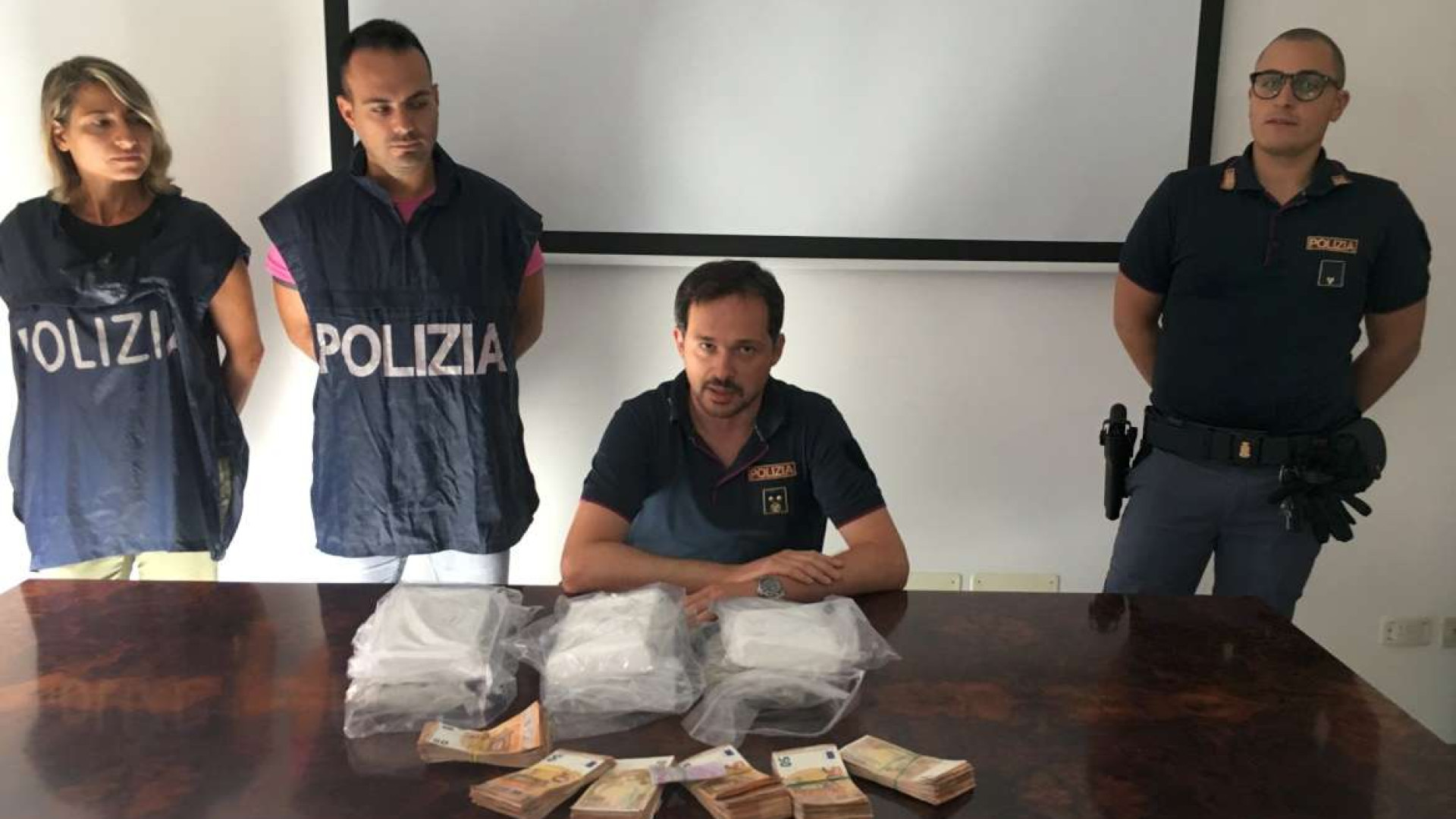 In casa tre chili e mezzo di cocaina e 30mila euro in contanti. Arrestato corriere della droga