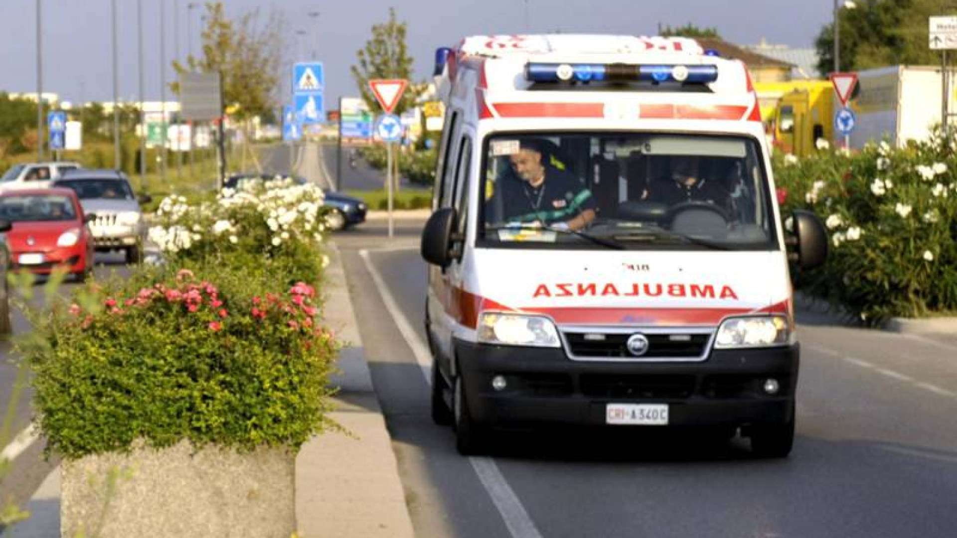Scontro a Caorso, un'auto finisce fuoristrada. Due feriti