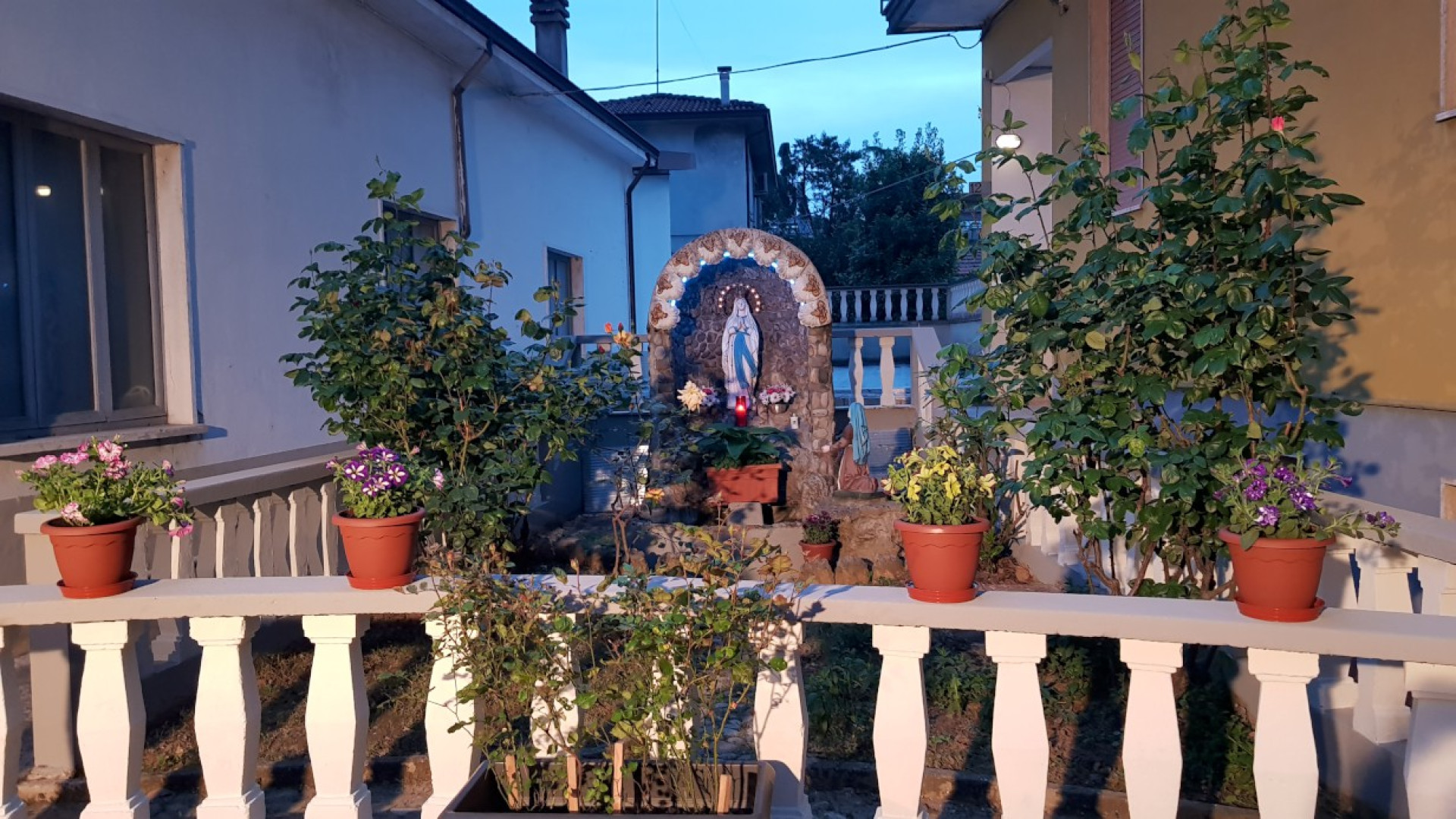 Al via il rosario alla Madonna benedetta da don Tagliaferri. Scolpita da Giovanni Patrono