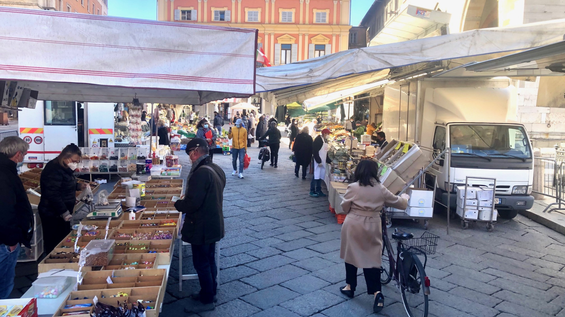 Mercato in zona rossa, stamattina in centro storico solo alimentari e fiorai
