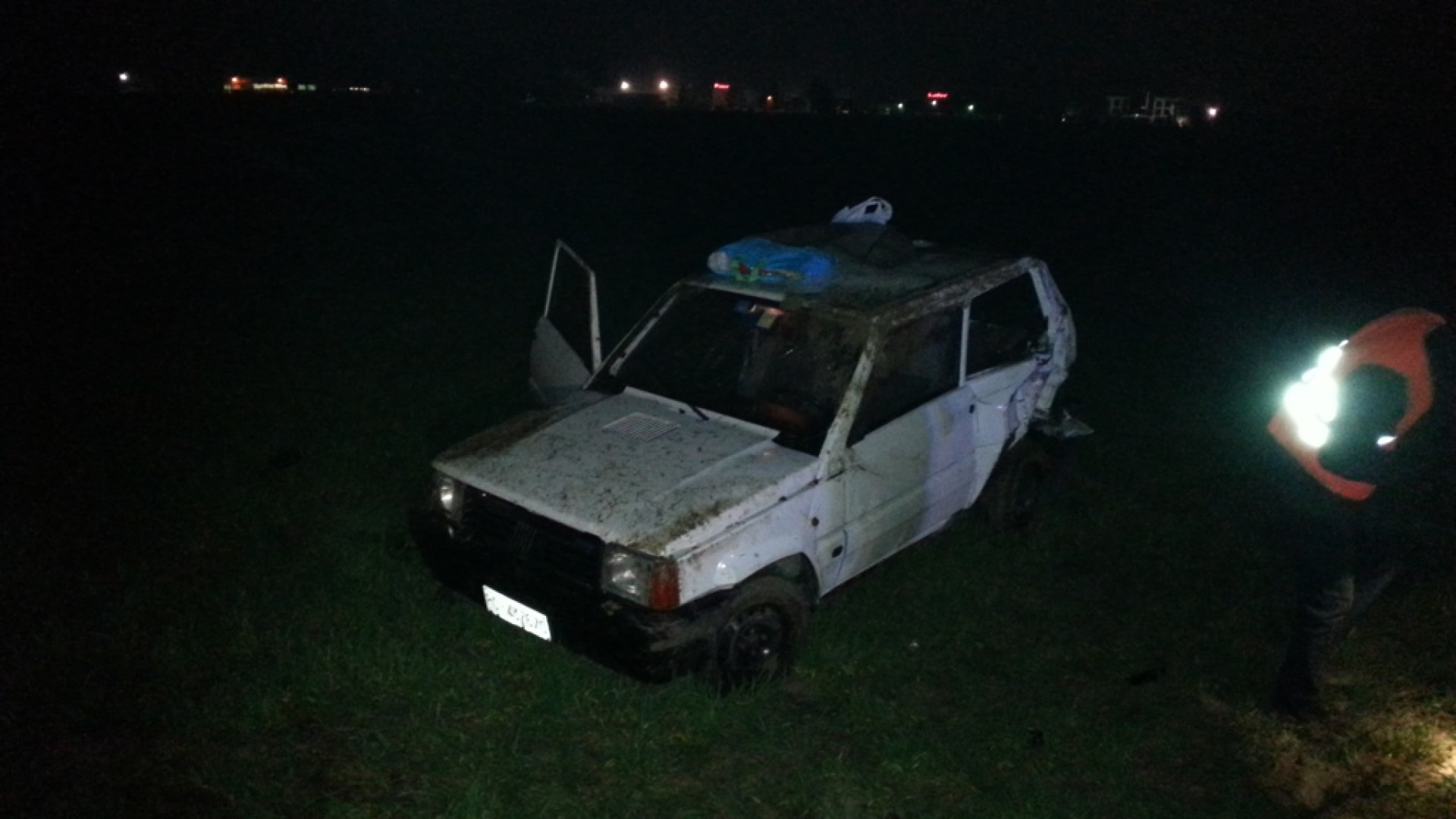 Tamponamento sulla Caorsana, auto finisce nel campo. Un ferito