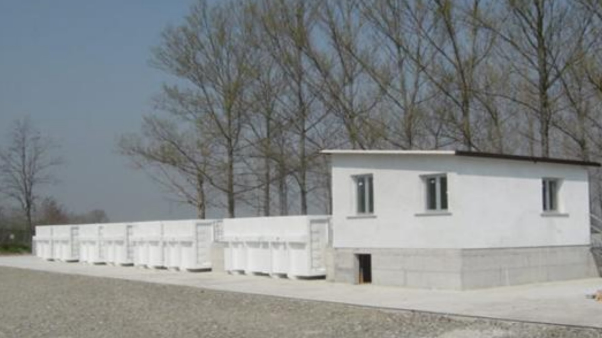 Ruba frigorifero, batterie e tv dall'isola ecologica: romeno arrestato