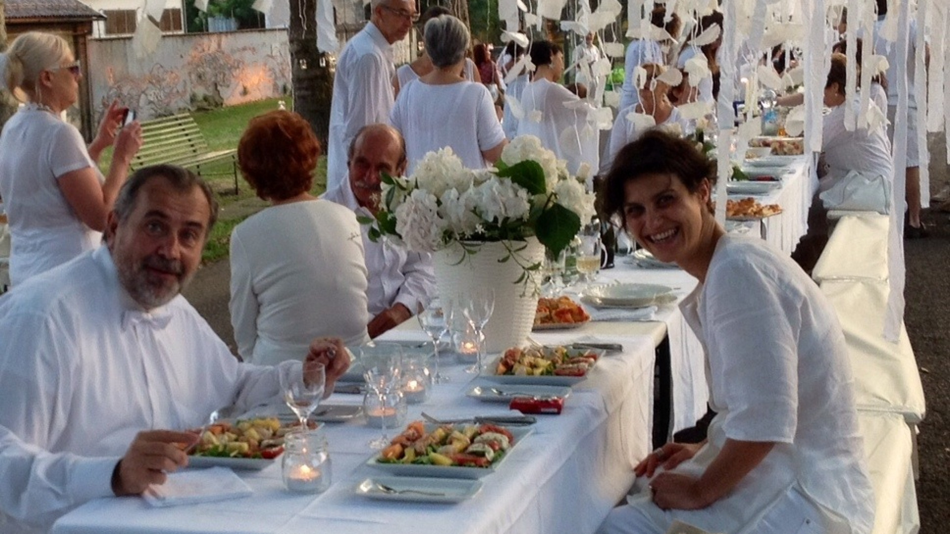 Cena bianca sotto le mura: scenario fiabesco con 150 commensali