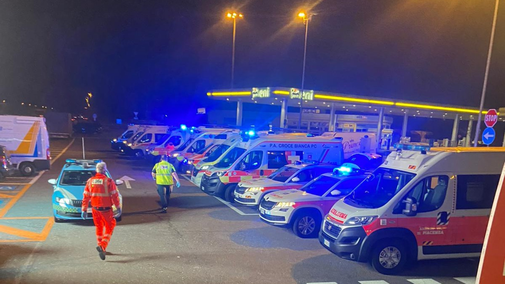 Intero pullman di ragazzi accusa malori in autostrada. Soccorsi da 10 ambulanze