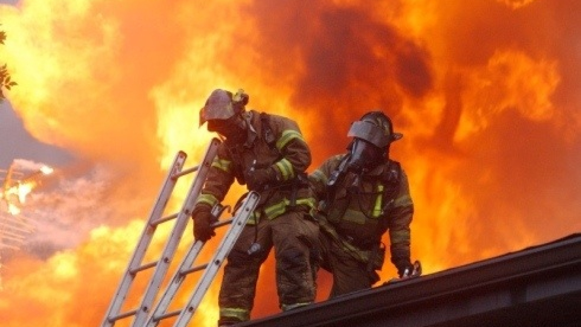 Quarto: il camino surriscalda la canna fumaria, tetto divorato dalle fiamme