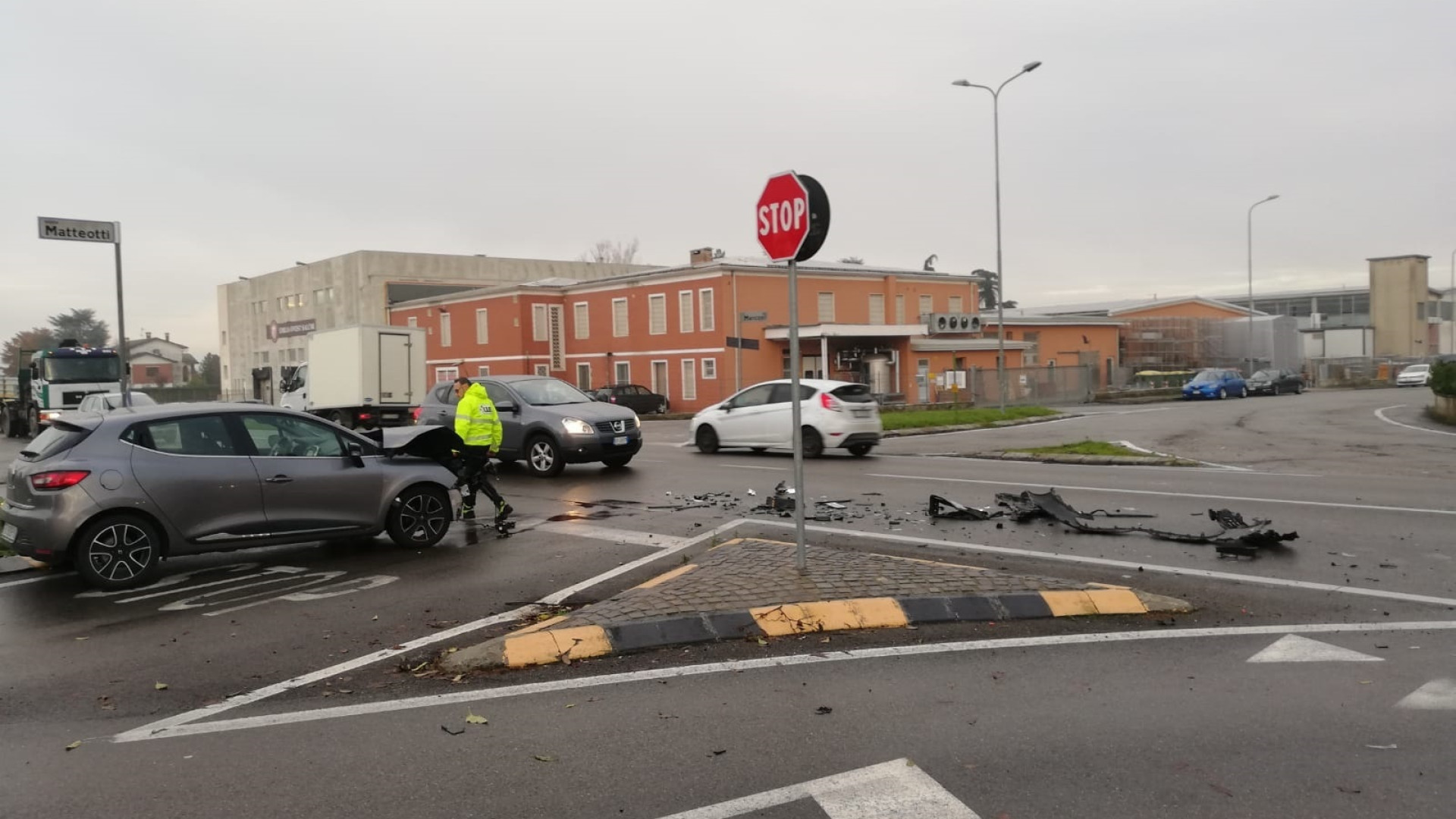 Violento schianto ad Alseno: non si ferma allo stop e scaraventa un'auto che arriva nel canale