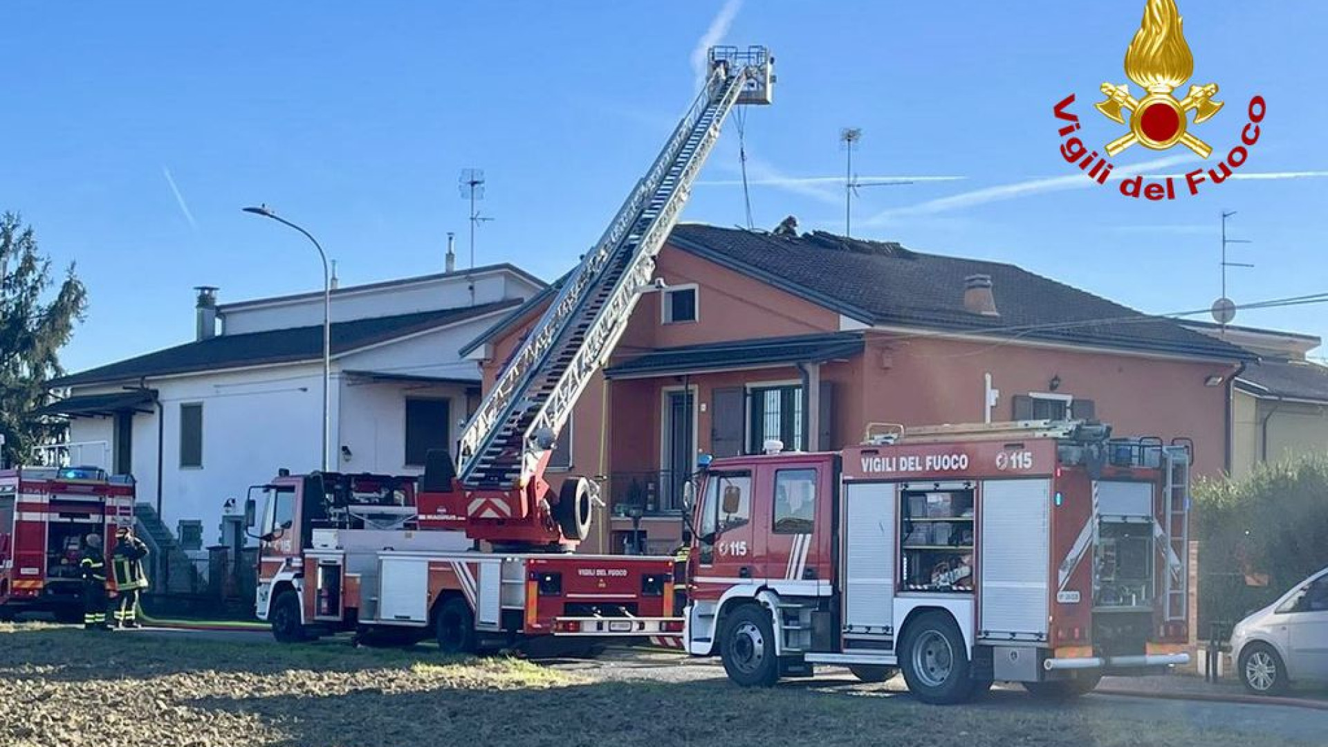 Monticelli, incendio al tetto di una villetta: intervengono i vigili del fuoco