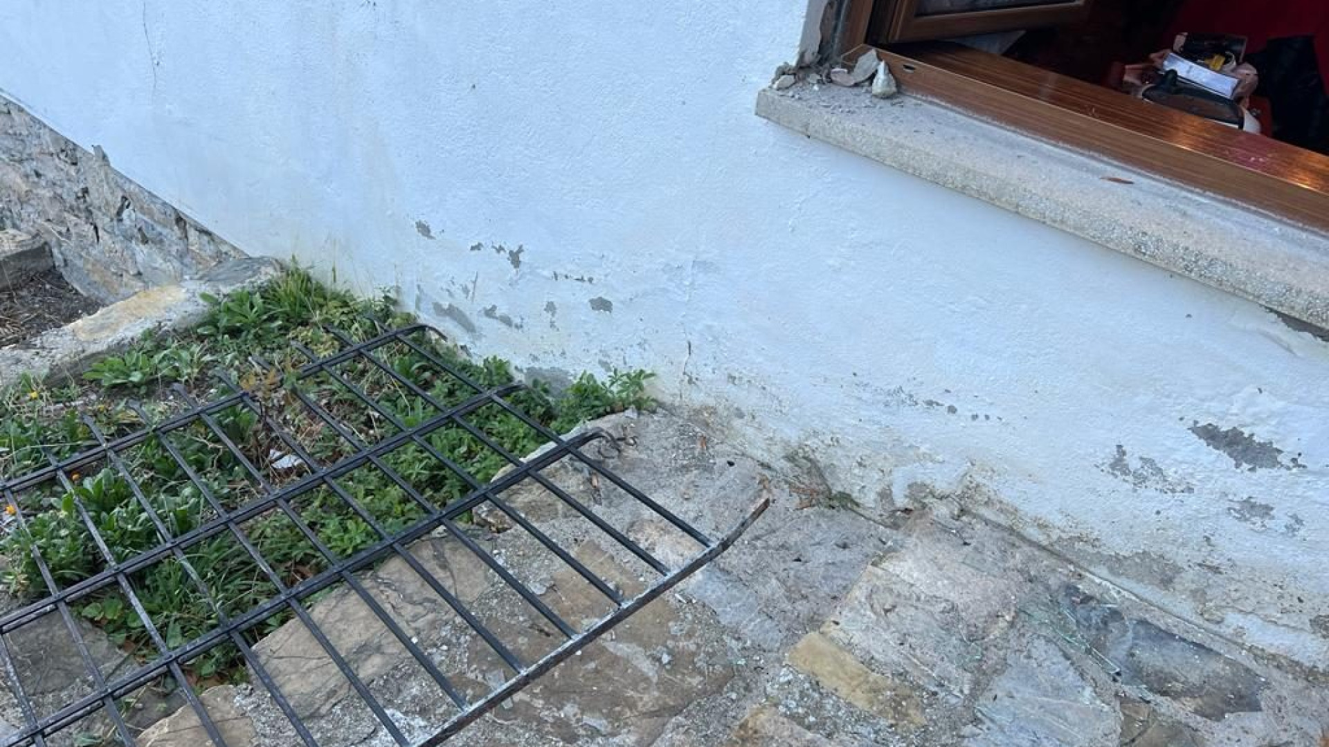 Rovaiola razziata dai ladri. Danni alle case, muri imbrattati per sfregio