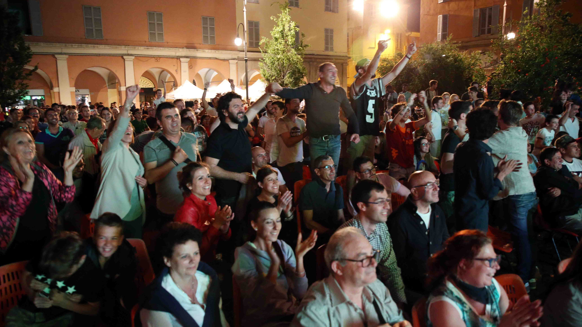 Piazza Duomo come uno stadio, tifo scatenato per la vittoria azzurra FOTO