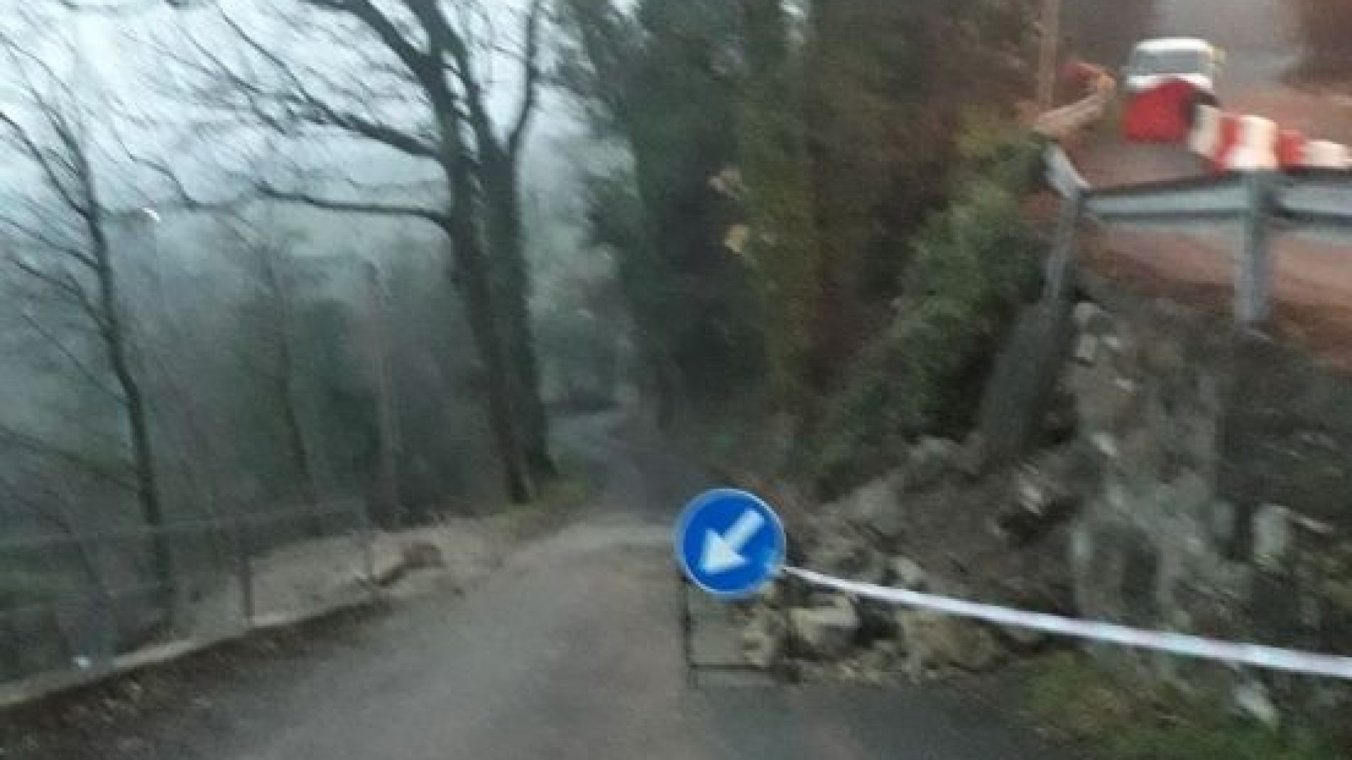 Cede un muretto laterale, problemi sulla Provinciale a Groppovisdomo