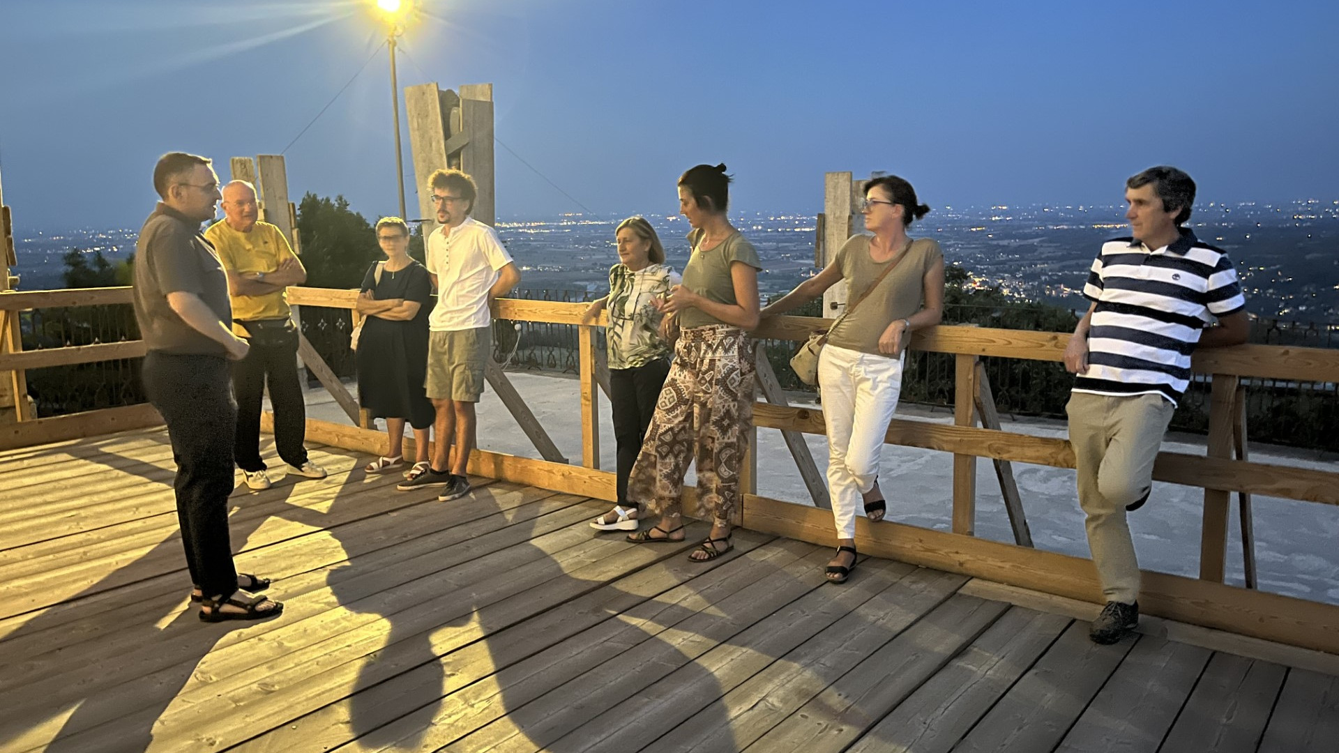 Un comitato a Pigazzano per provare ad aiutare la chiesa. La terrazza senza pavimento