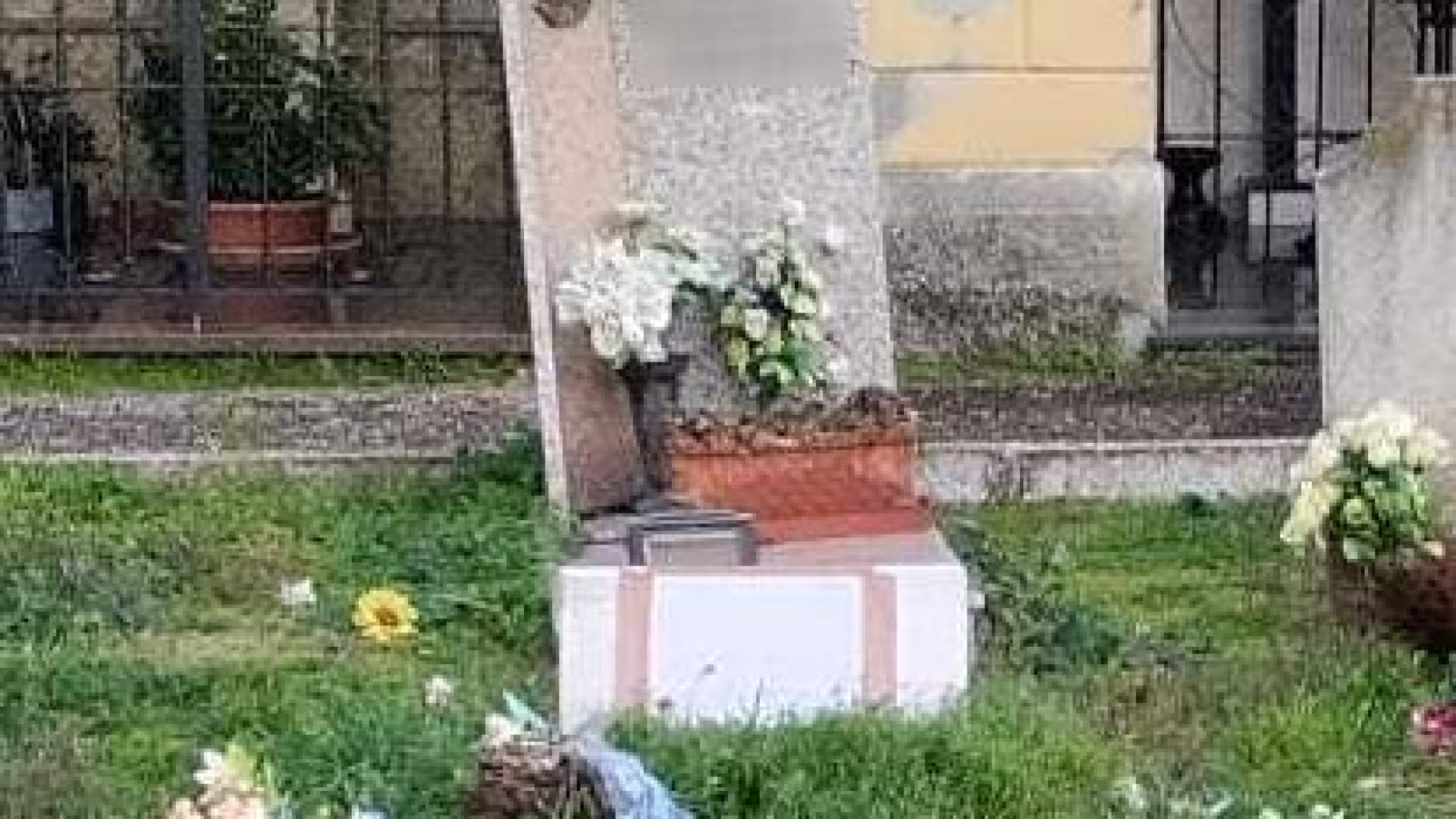 Vanno al cimitero, ma |la tomba è sparita: scatta |la denuncia dei parenti