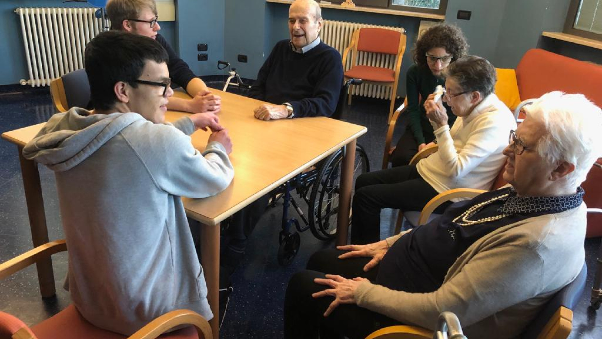 Chiacchiere travolgenti fra giovani e anziani soli. È magia grazie a Ciciar App