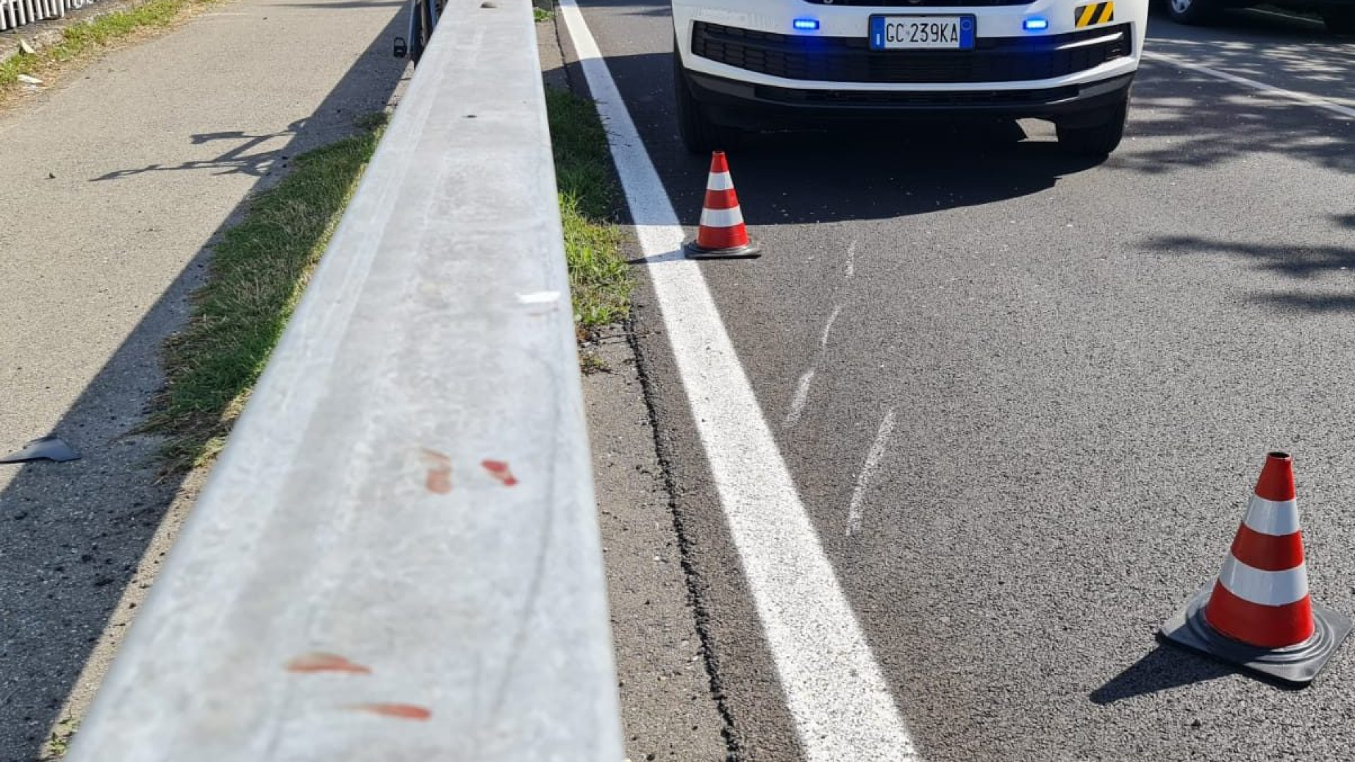 Gossolengo, auto urta e fa cadere due ciclisti: uno è in condizioni serie