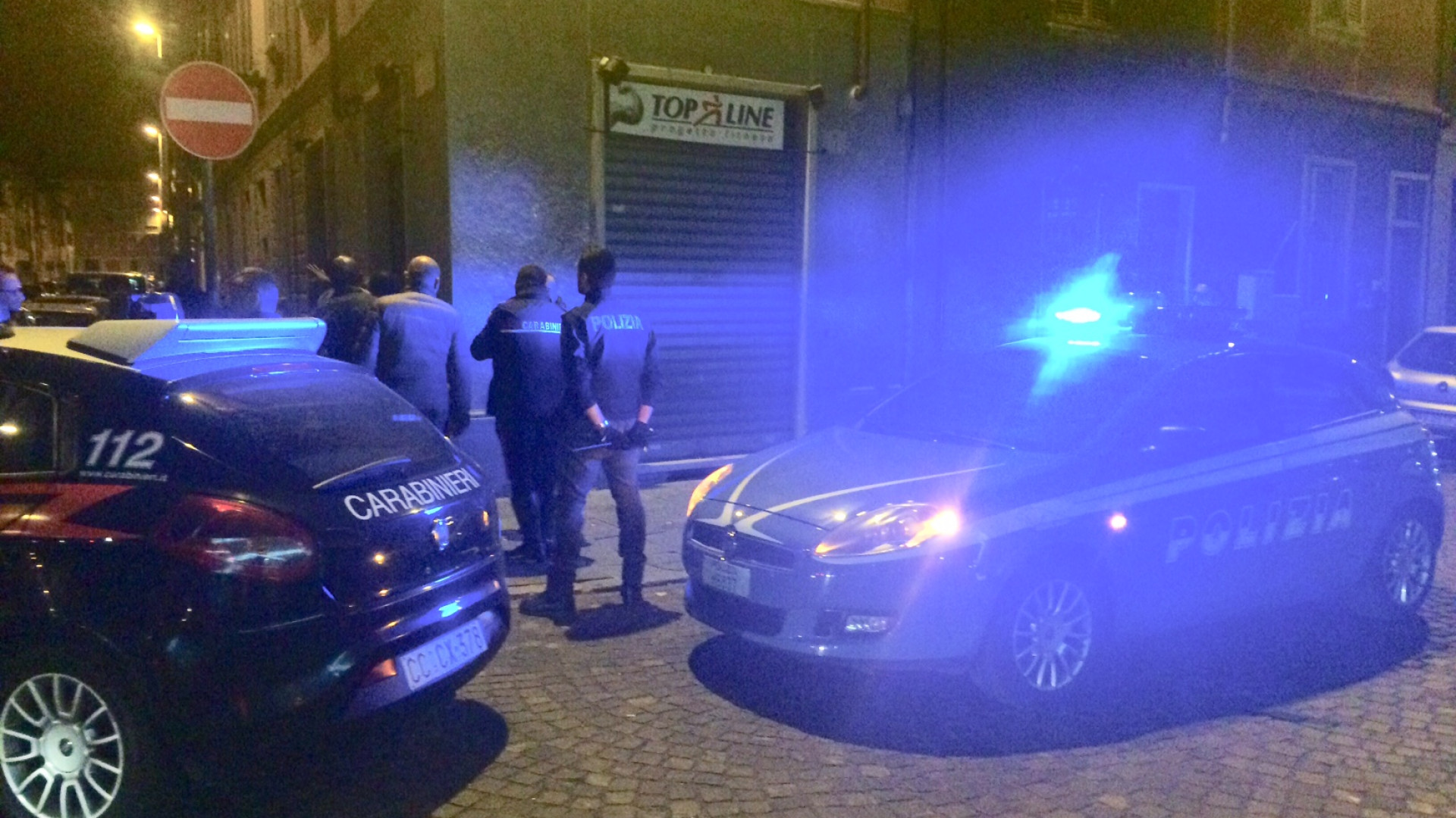 Rissa in via Pozzo, un centinaio di giovani africani coinvolti. Trovata droga a terra, un fermo