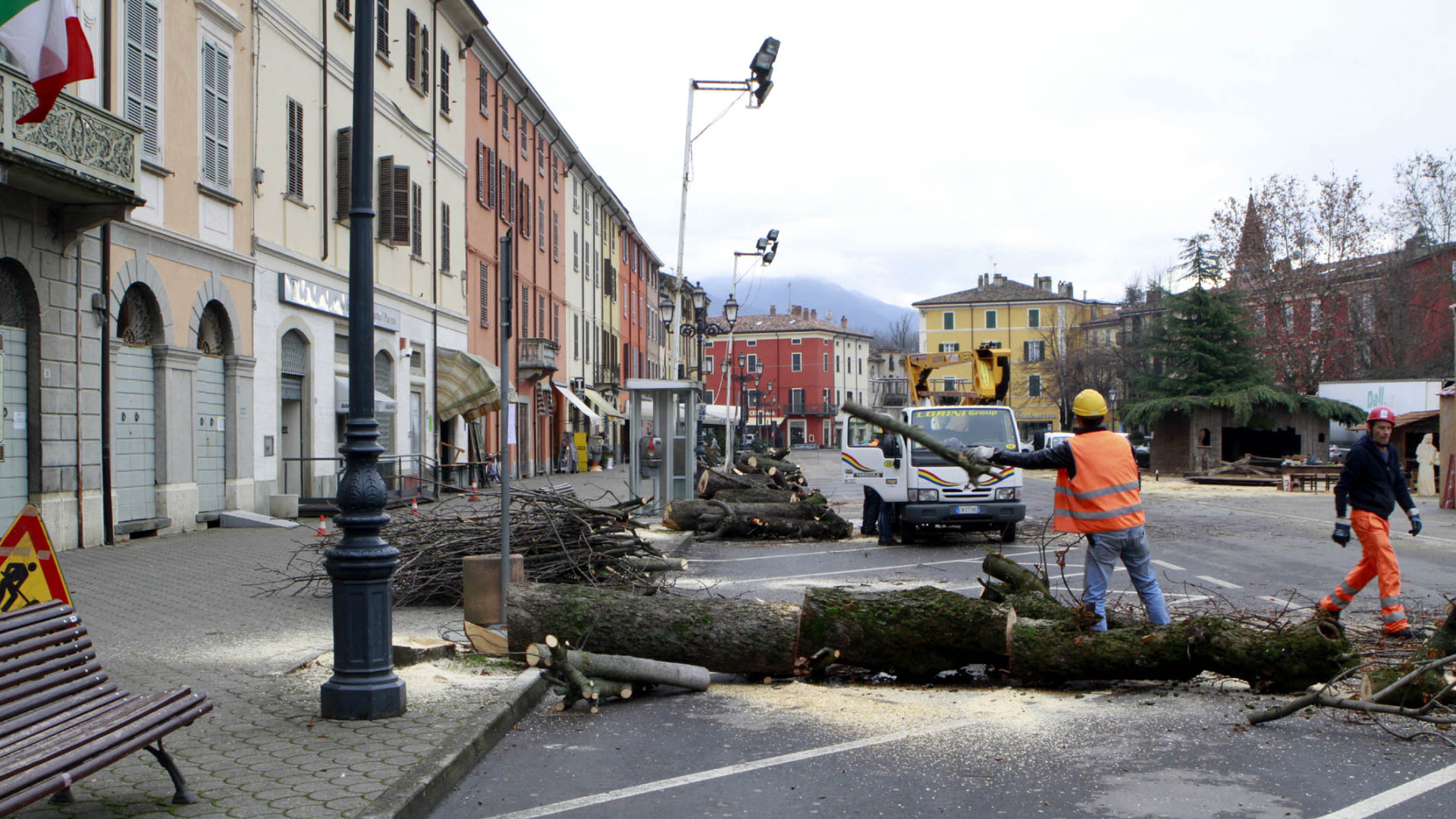Alberi abbattuti in piazza a Bettola, scoppia la polemica
