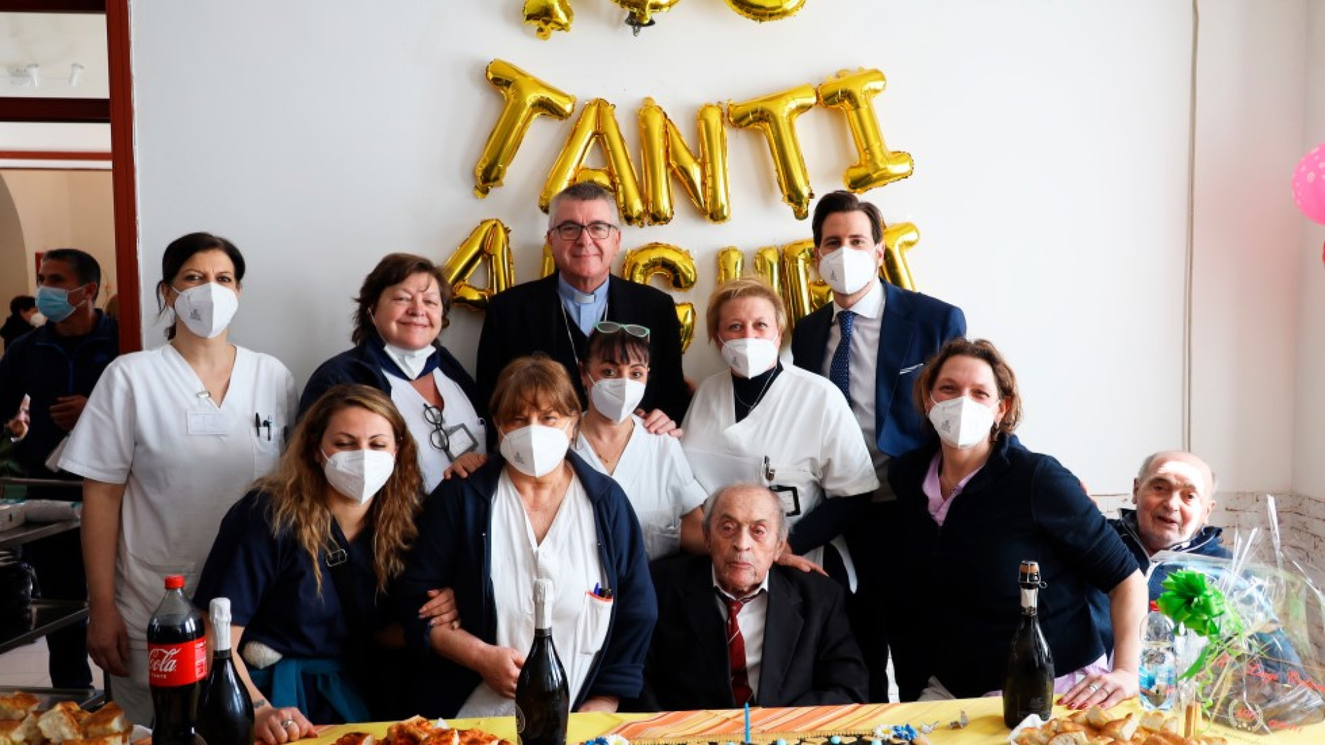 La "Gasparini" consegna al vescovo aiuti per la Gmg. E fa festa per il secolo di Luigi