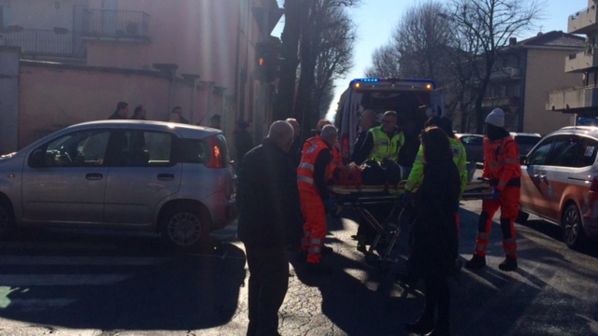 Giovane donna in bicicletta investita da un’auto. Tanto spavento ma ferite lievi