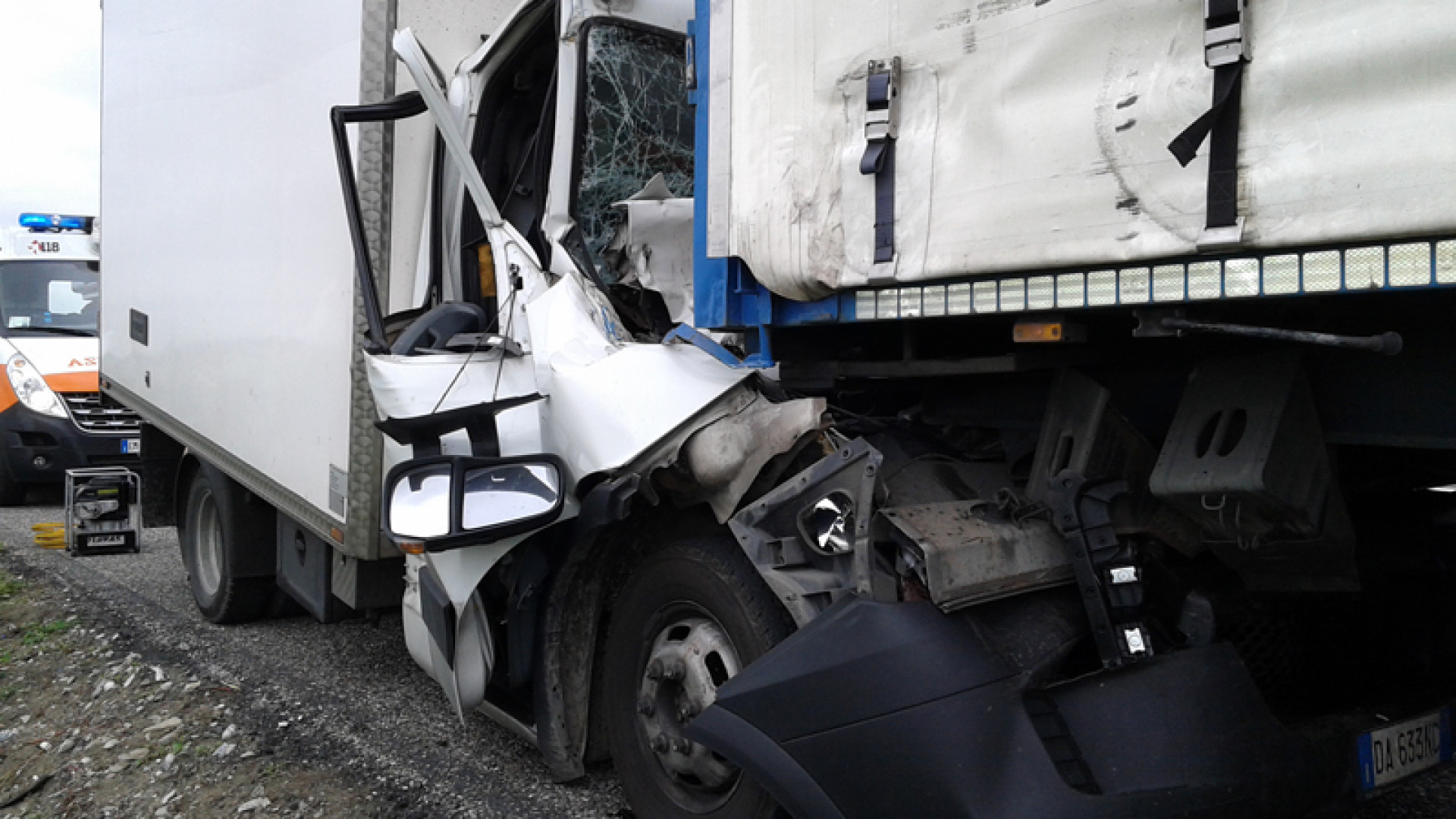 Furgone tampona un camion in A21. Grave un 41enne parmense