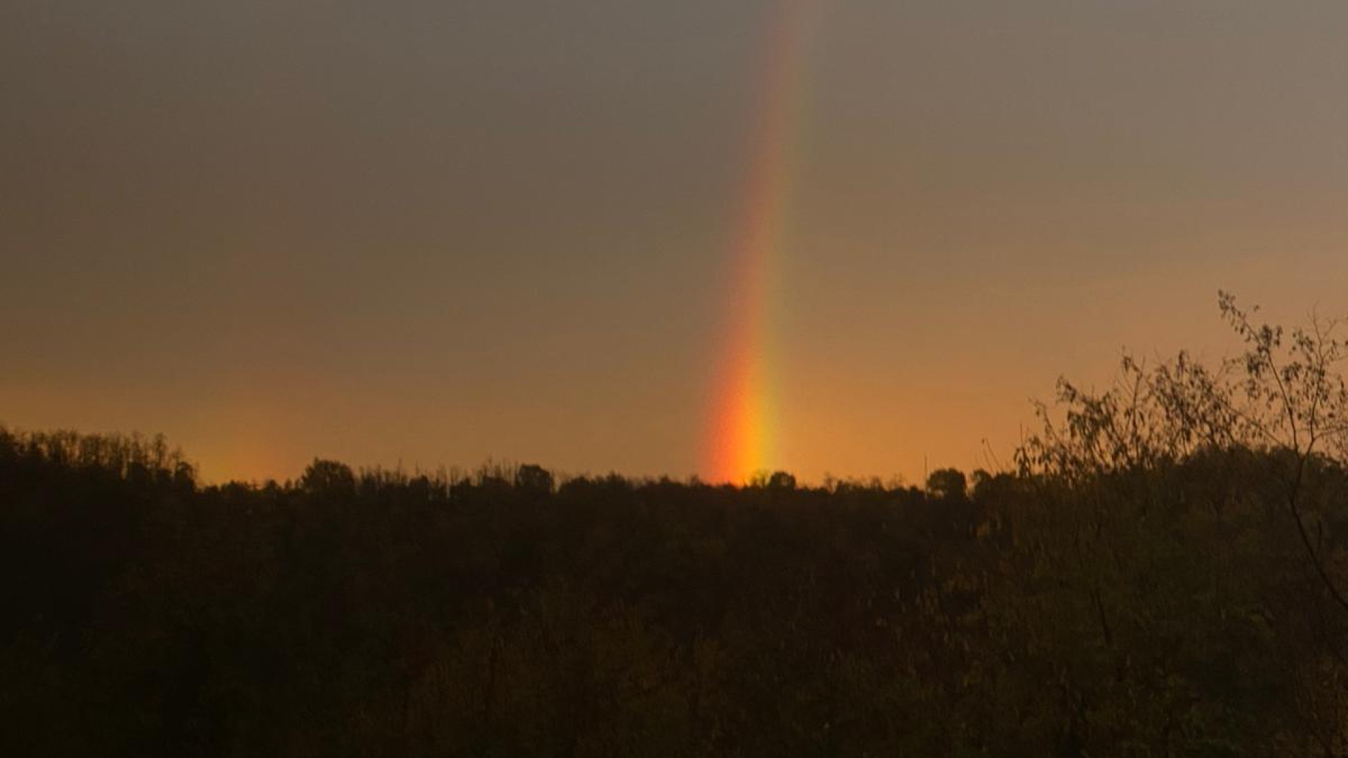 Prima neve della stagione nel Piacentino; in serata arrivato l'arcobaleno. Domani sole
