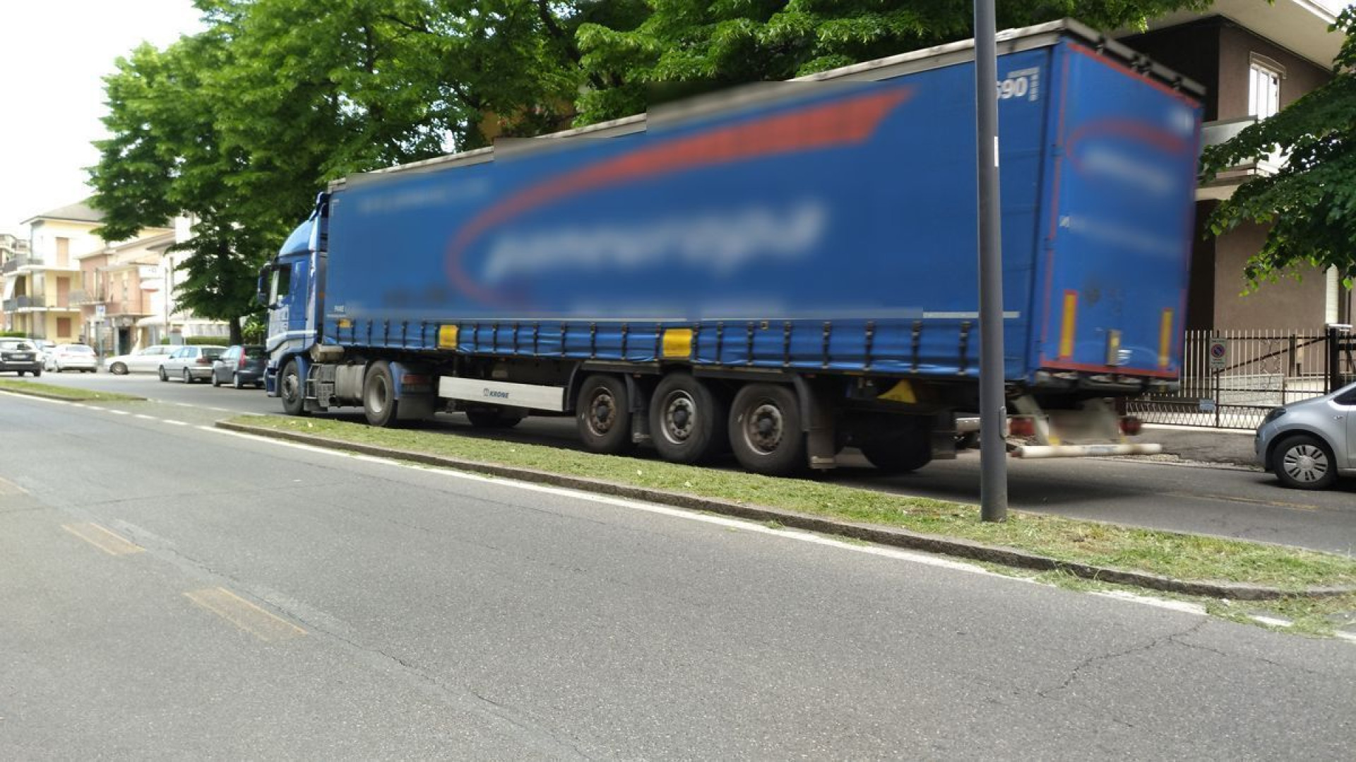 Auto in divieto e passaggio dei camion: "Anarchia in via Pietro Cella"