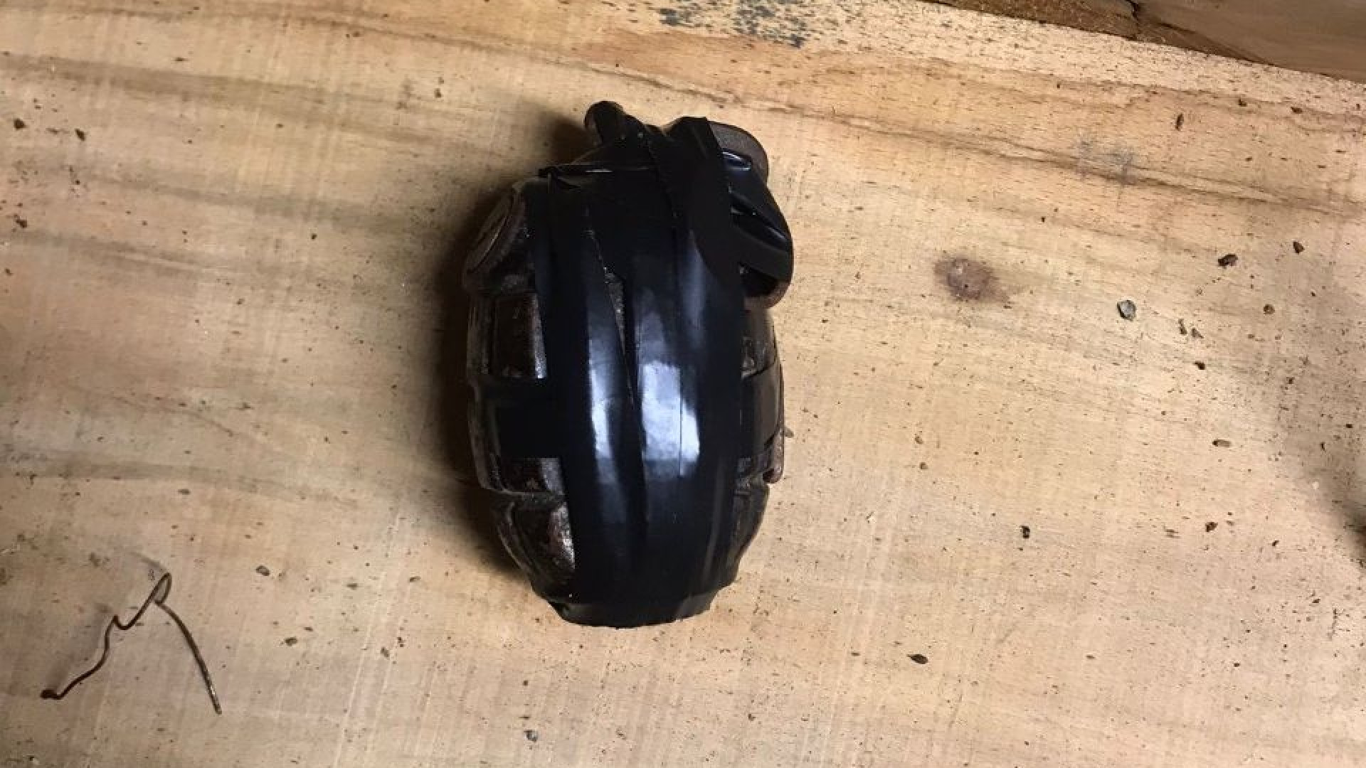 Riordina la cantina e trova una bomba a mano, intervengono gli artificieri